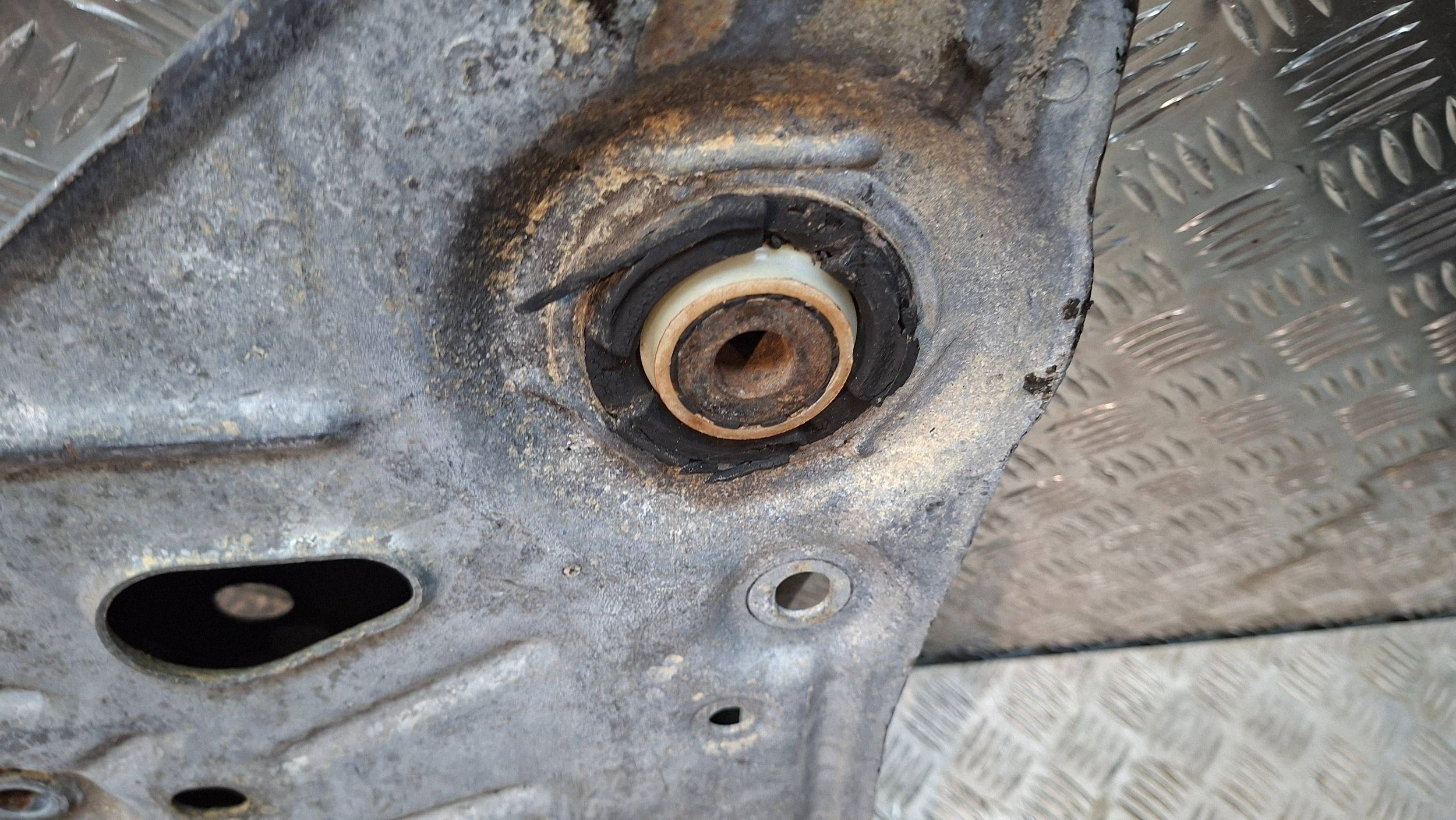 axle beam front RENAULT TARFIC II VIVARO A 2.0 DCI 2006
