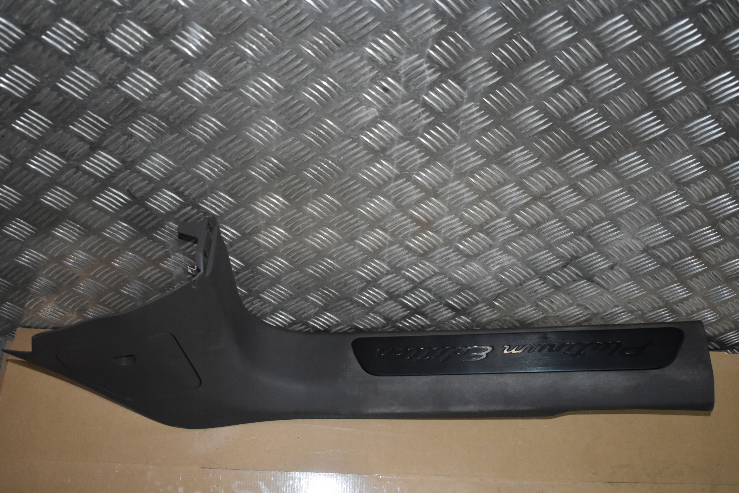 moulding threshold right PORSCHE PANAMERA 971 ACHATGRAU 1