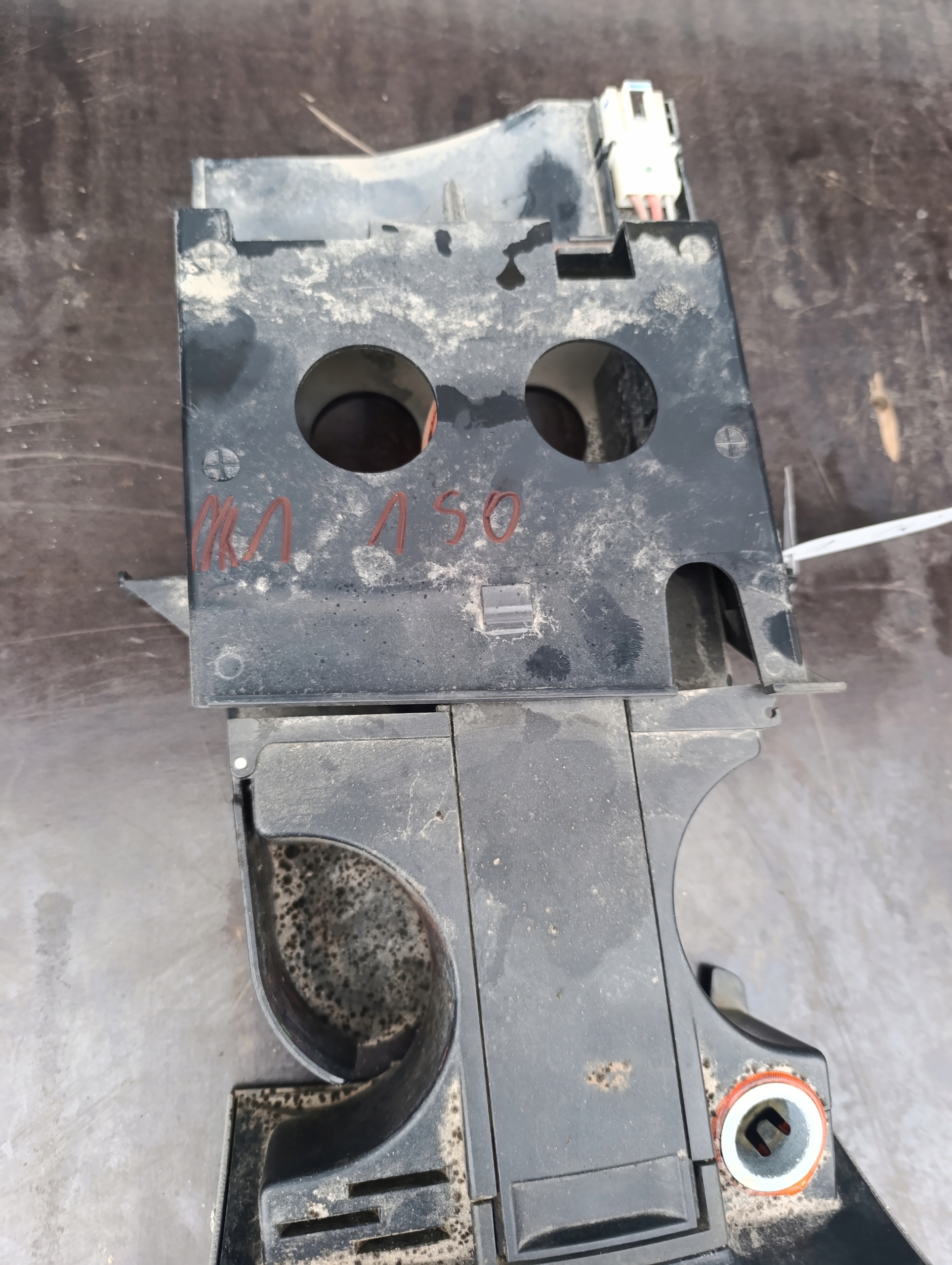 VW T5 PODWOJNY bracket for KUBKI/ damaged