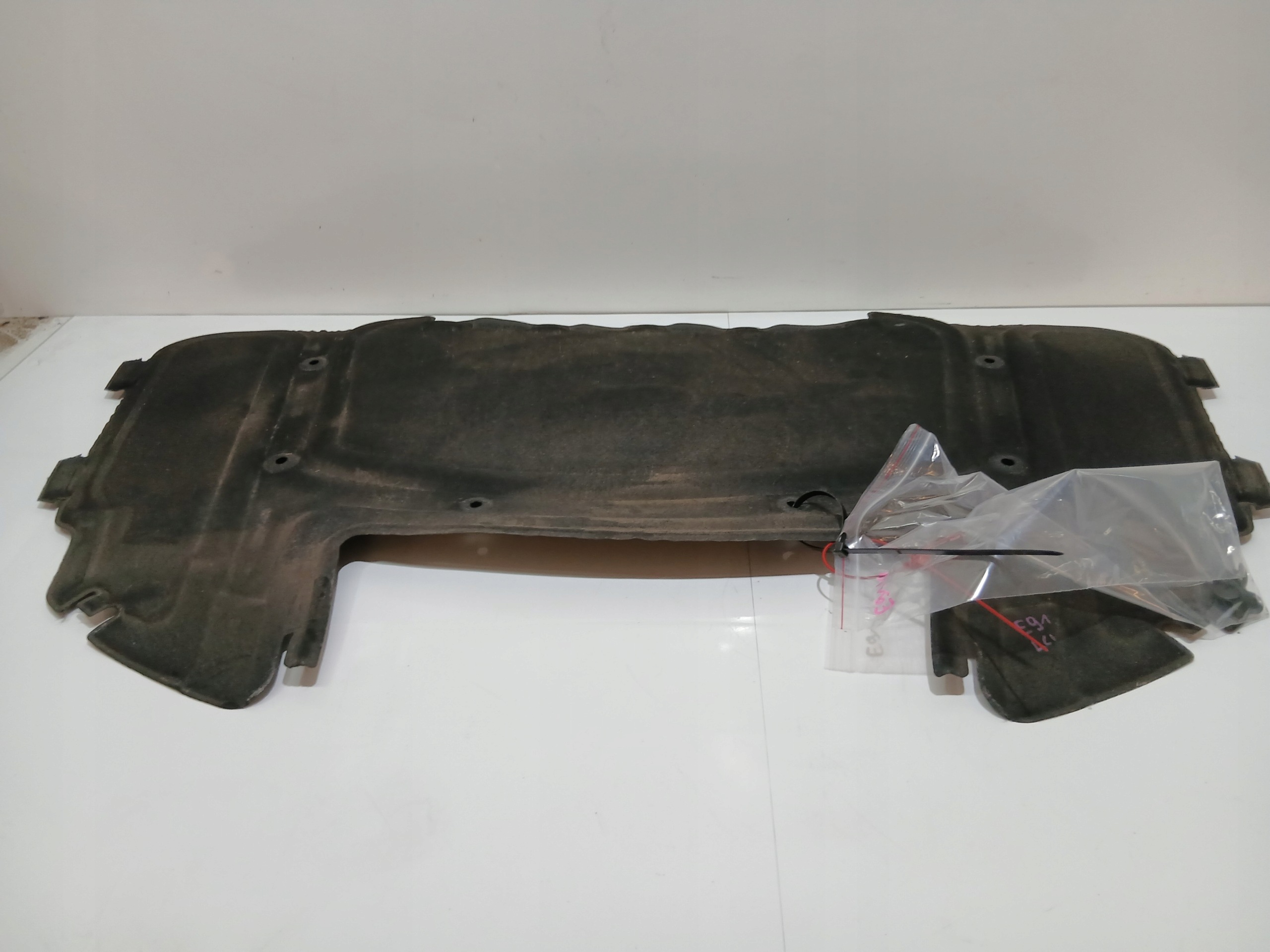 soundproofing SPINKI PODBITKA bonnets BMW E90 E91 OE 7059260 (24235105)