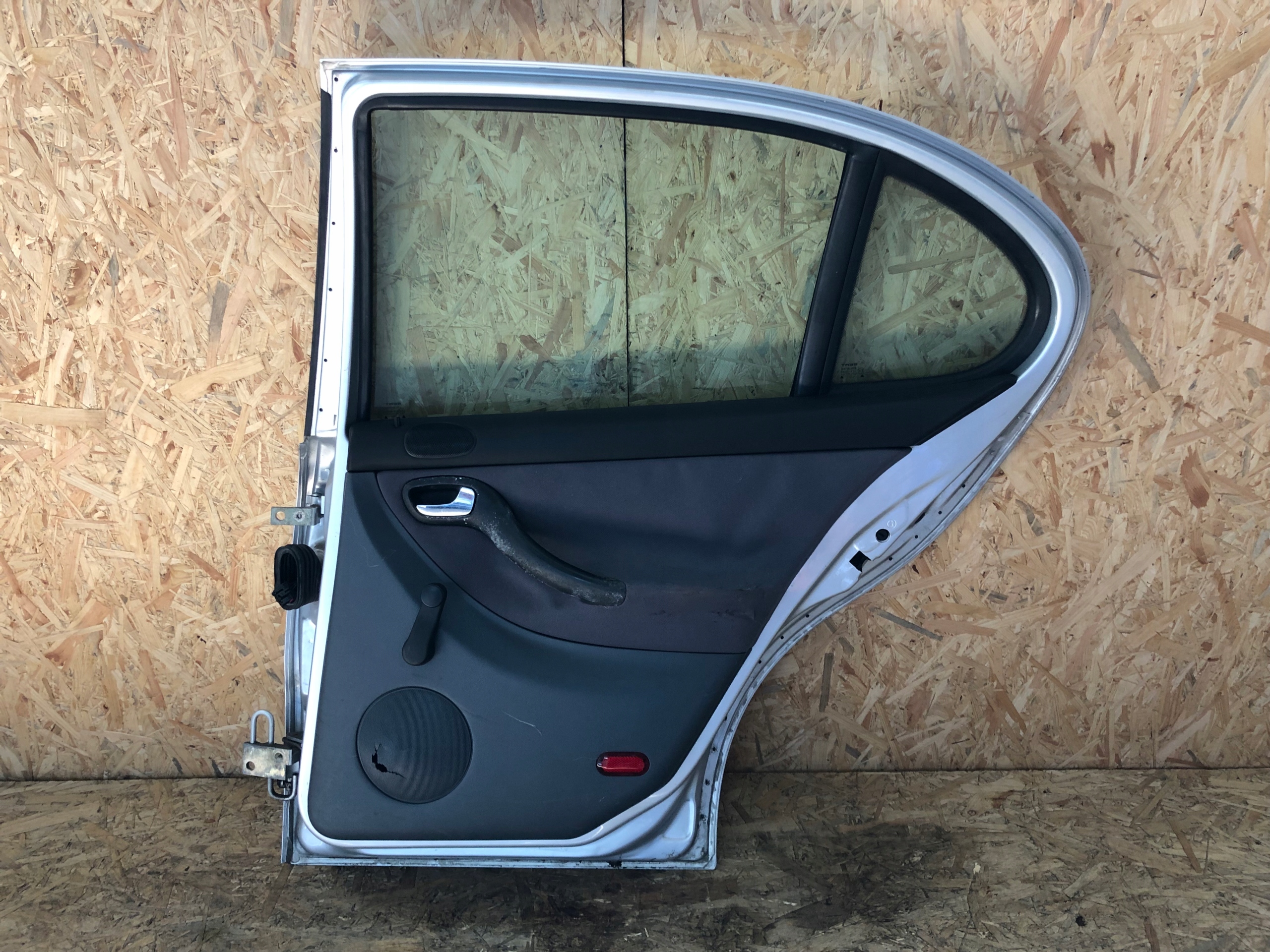 DRZWI PRAWY TYŁ SEAT LEON I Strona zabudowy tył - prawa