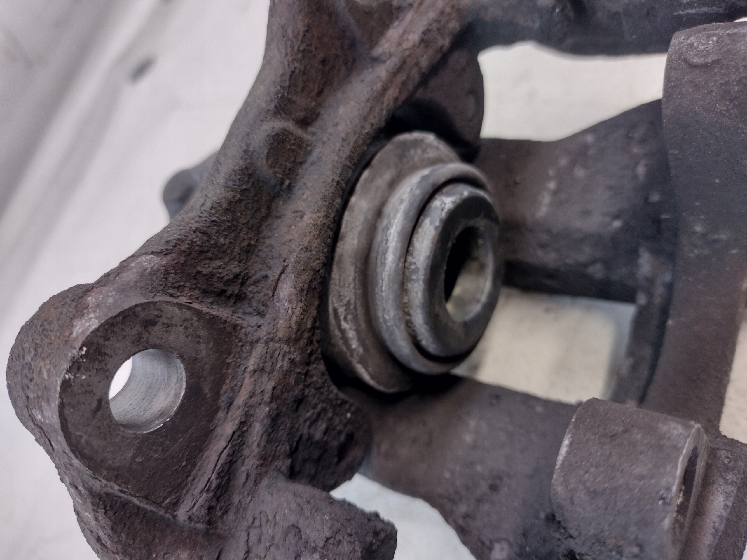 caliper brake jarzmo left rear part Mercedes W211 1,8 compressor; sedan