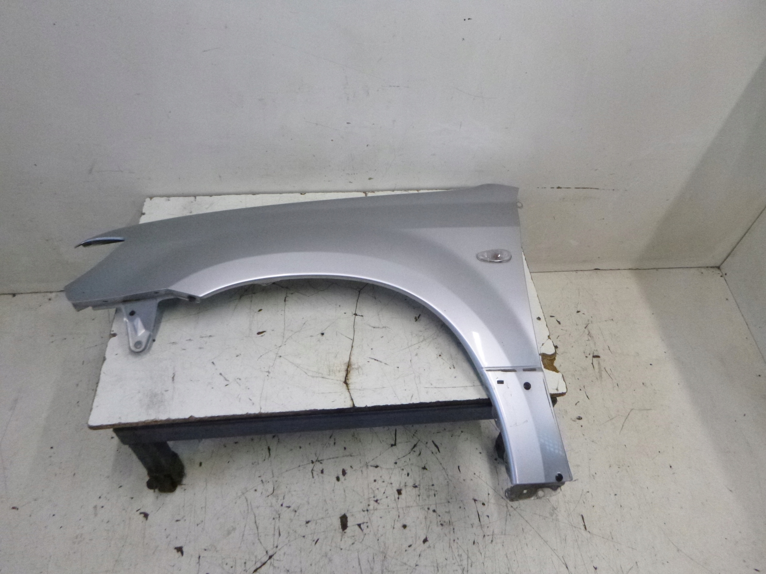 parafango sinistra Mitsubishi Outlander A31 2001 – 2006 SREBNY