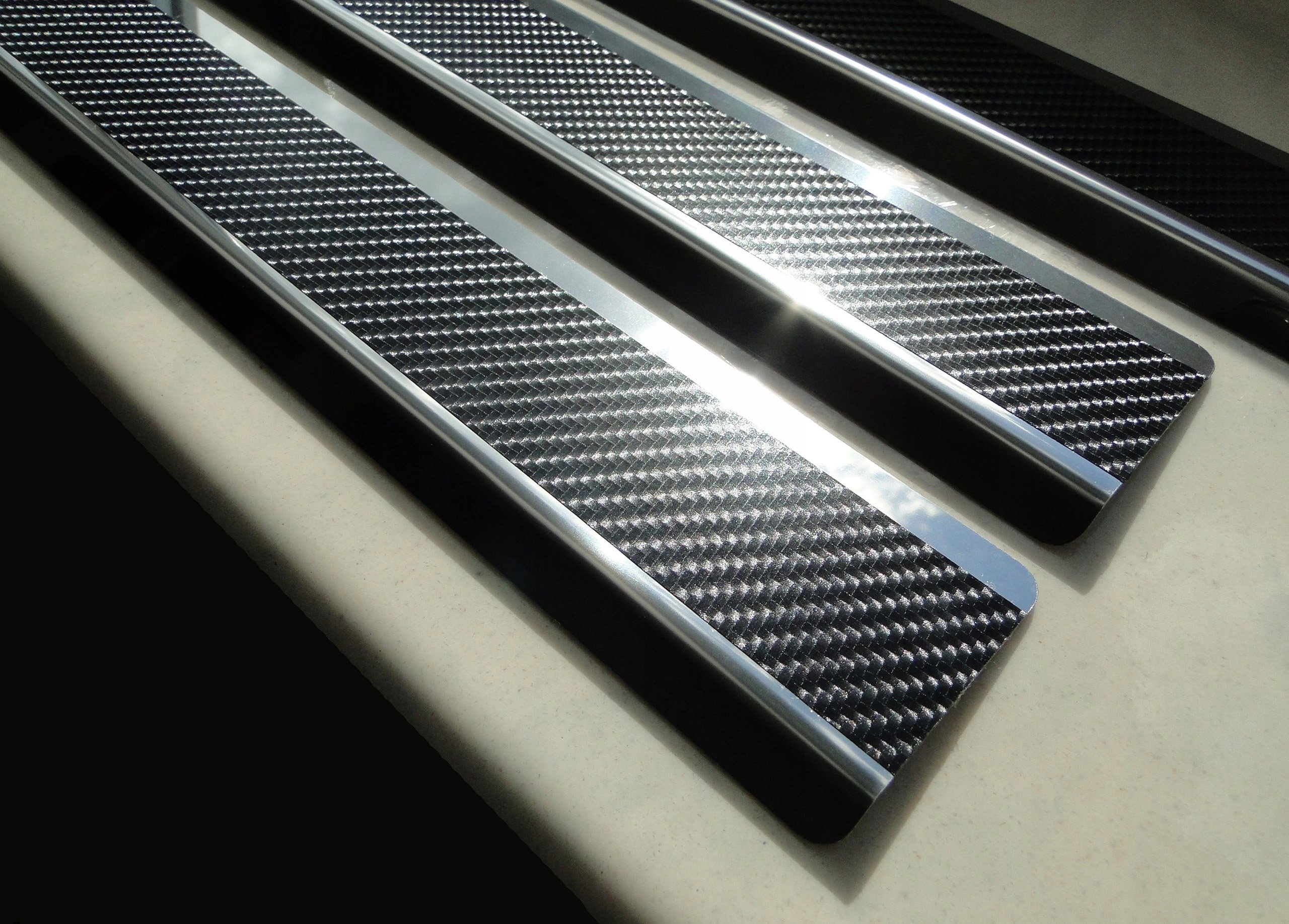 NAKŁADKI PROGOWE CARBON SUZUKI S-CROSS III 2021- Producent inny