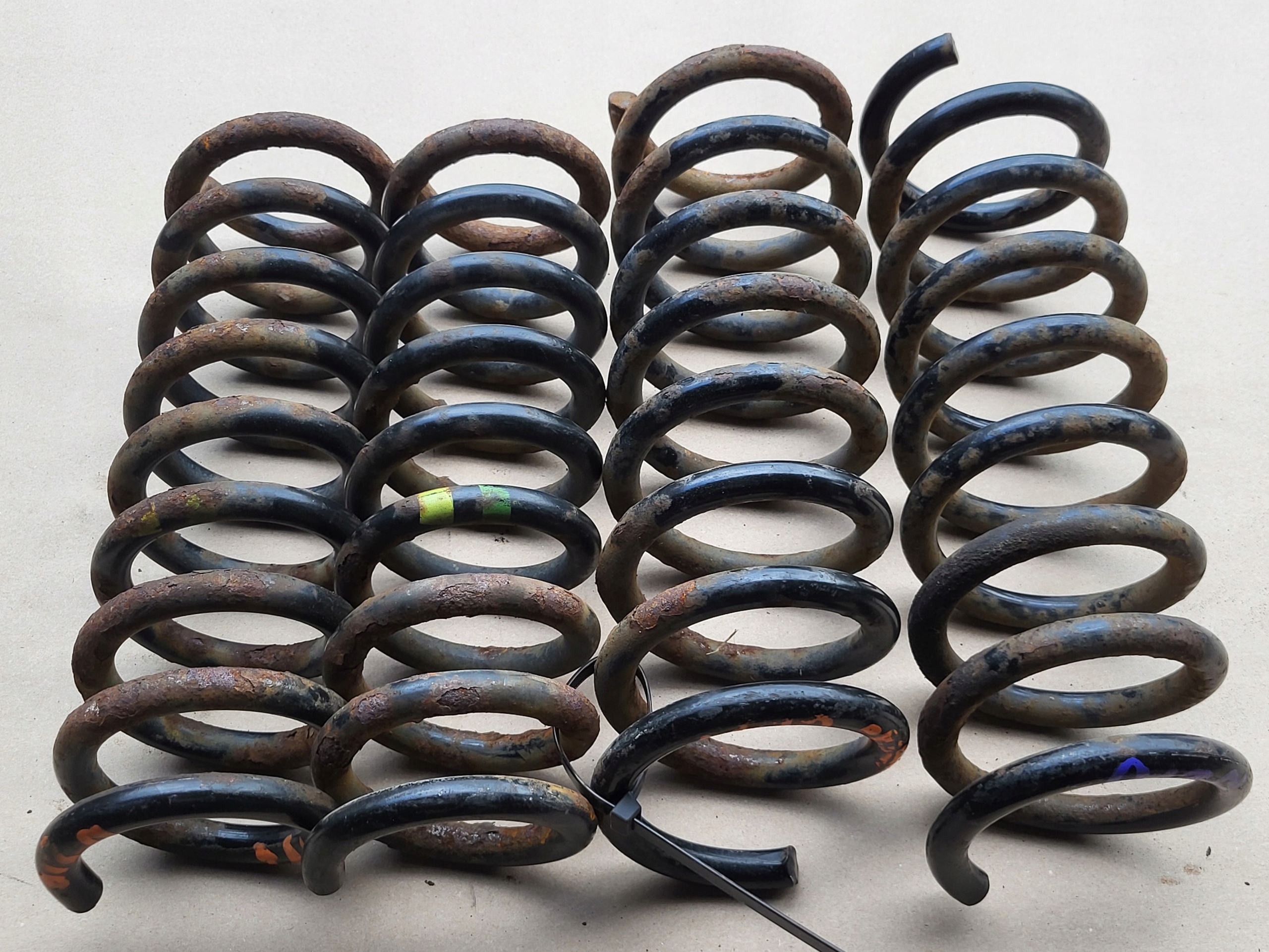 spring springing 4 szt. rear part 2 szt. front 2 szt. MERCEDES E-KL W210