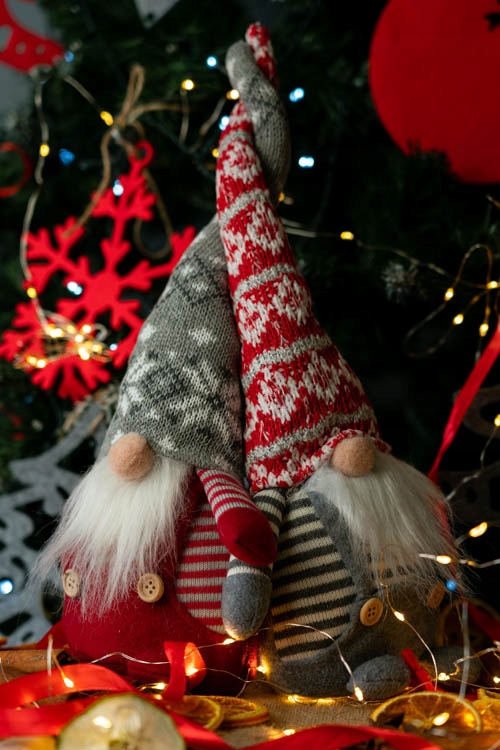 ŚWIĄTECZNY SKRZAT OZDOBA ŚWIETA KRASNAL GNOM POD CHOINKĘ STOJĄCY PASKI Szerokość produktu 9 cm