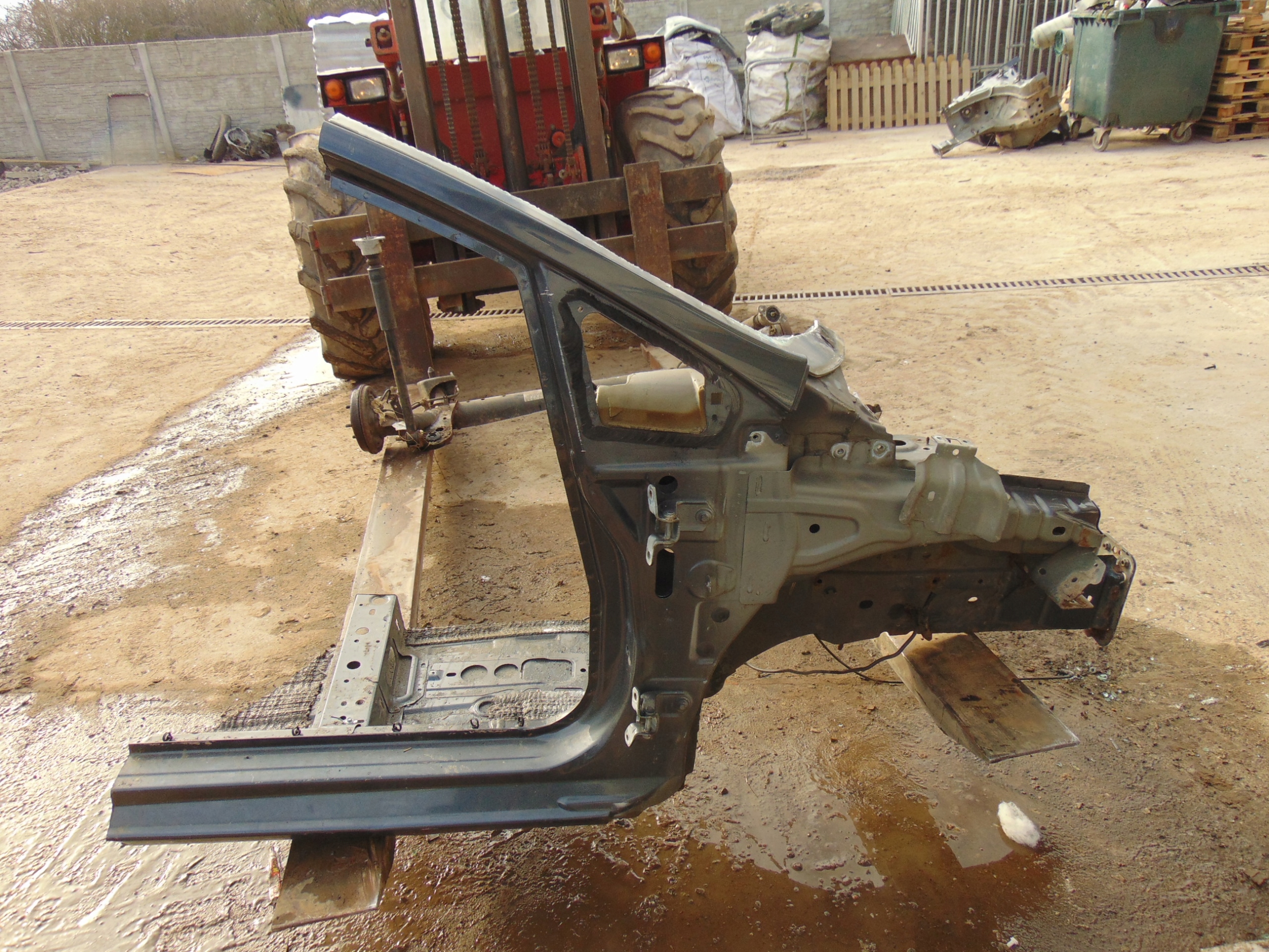 ЧЕТВЕРТЬ ПЕРЕД ПЕРЕДНЯЯ ПРАВА FORD FIESTA Mk7