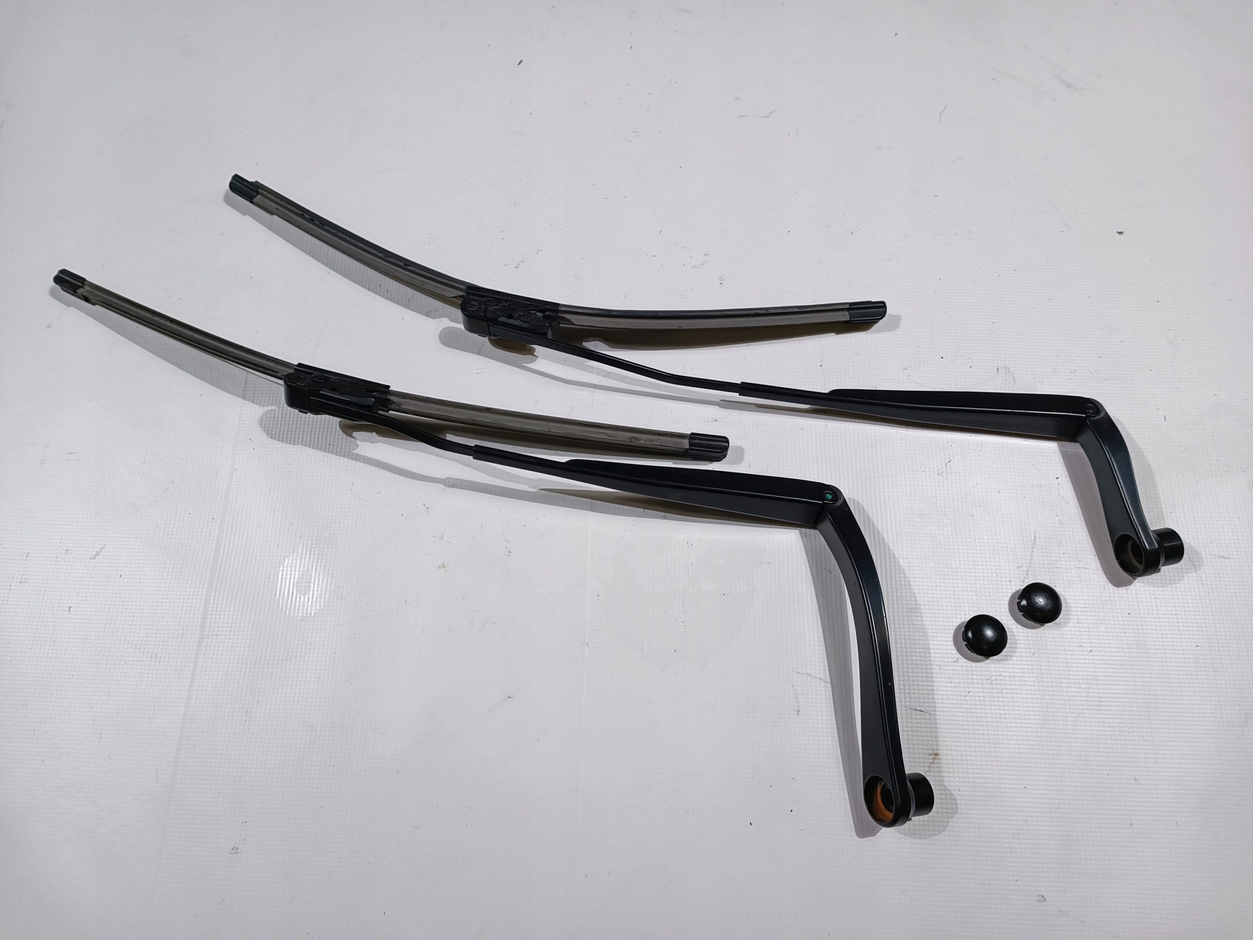 KKM5767 - Рычаг стеклоочистителя Dodge Challenger 2011-