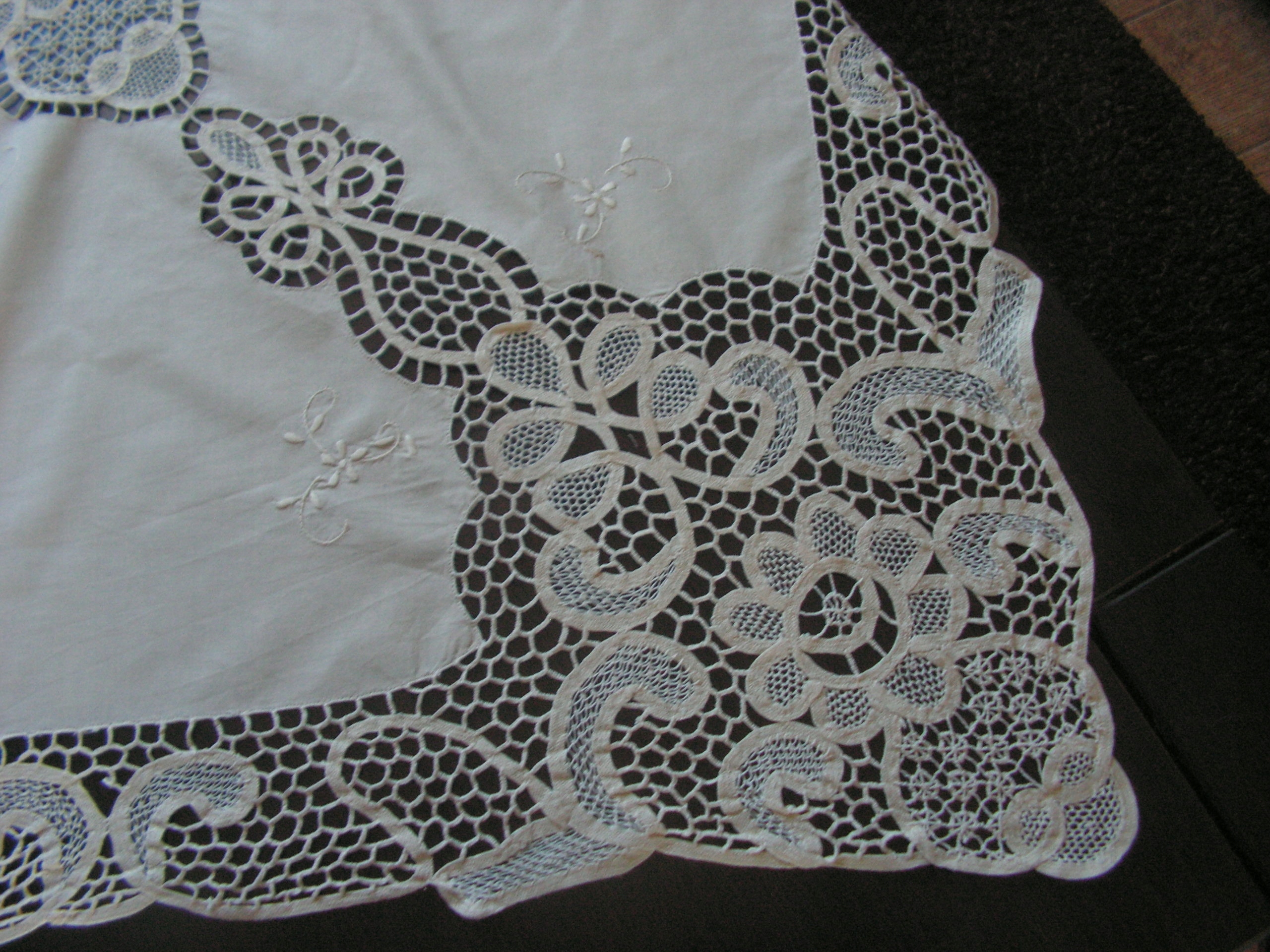 Милая Вышитая Скатерть