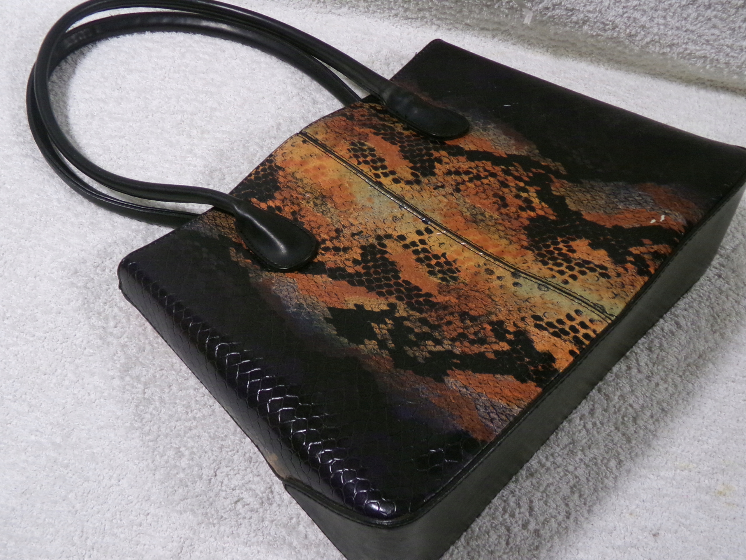 ŚLICZNA TOREBKA LAKIEROWANA