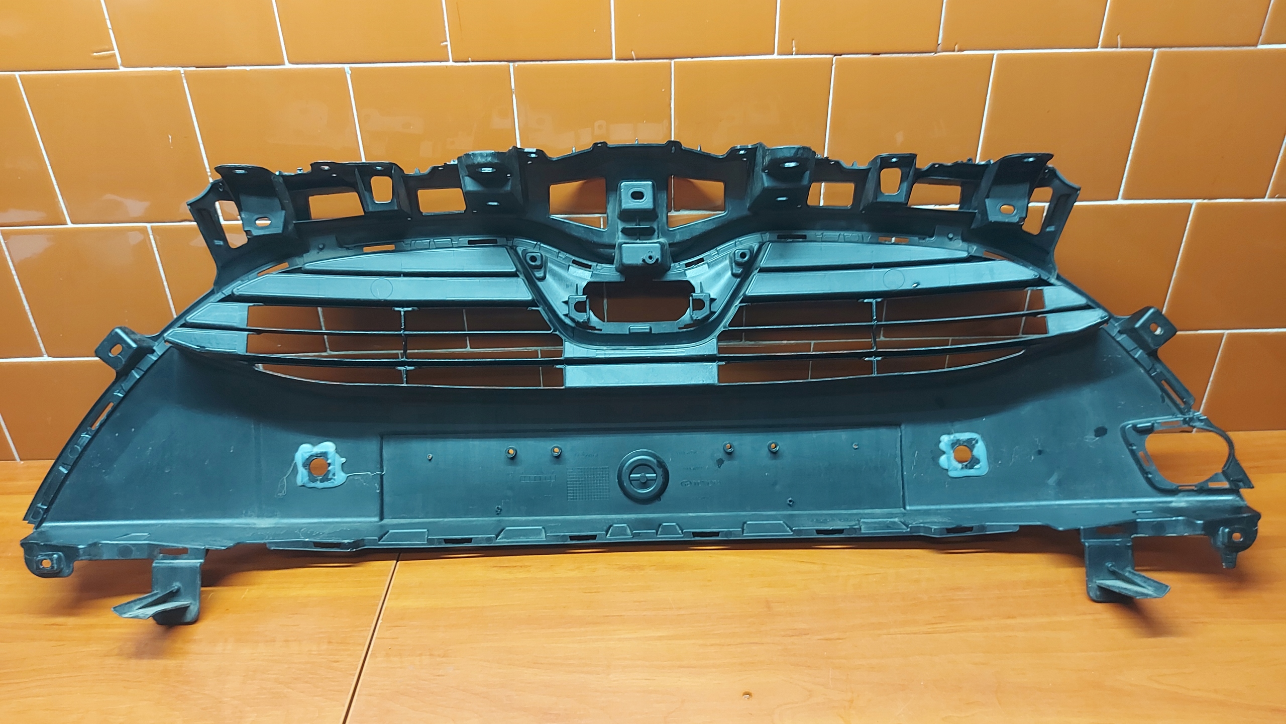 grid of a bumper central front front TOYOTA YARIS IV 20