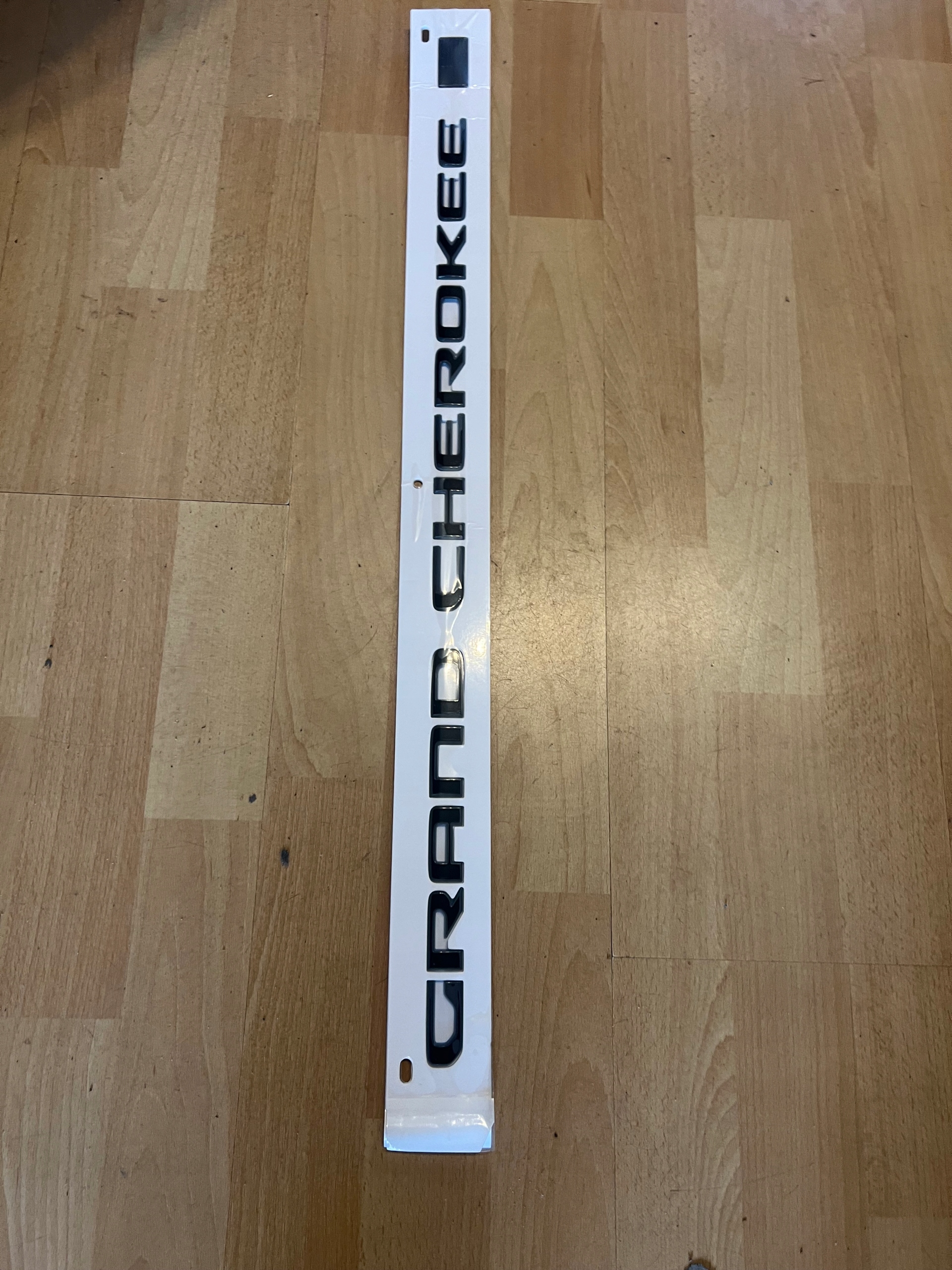 GRAND CHEROKEE wl 4xe 21-24 EMBLEMAT NAPIS NA DRZWI 68571723AA