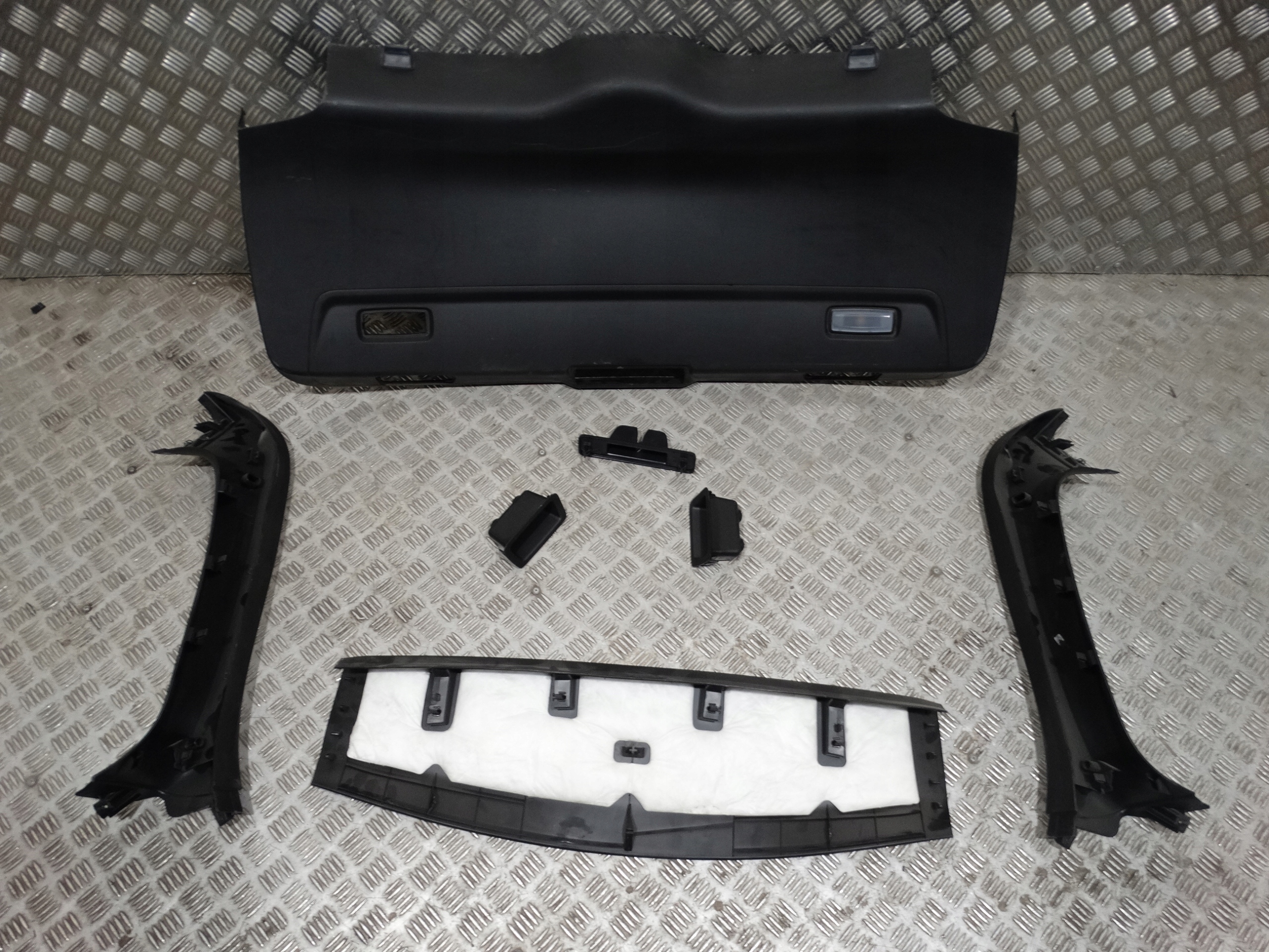 Blende Abdeckung verkleidung heckklappe MASERATI LEVANTE 1