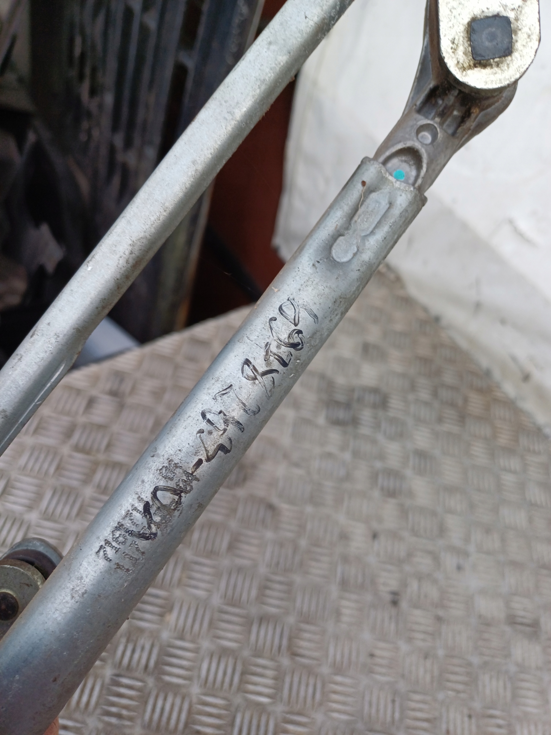 BMW E90 wiper mechanism front 6978263