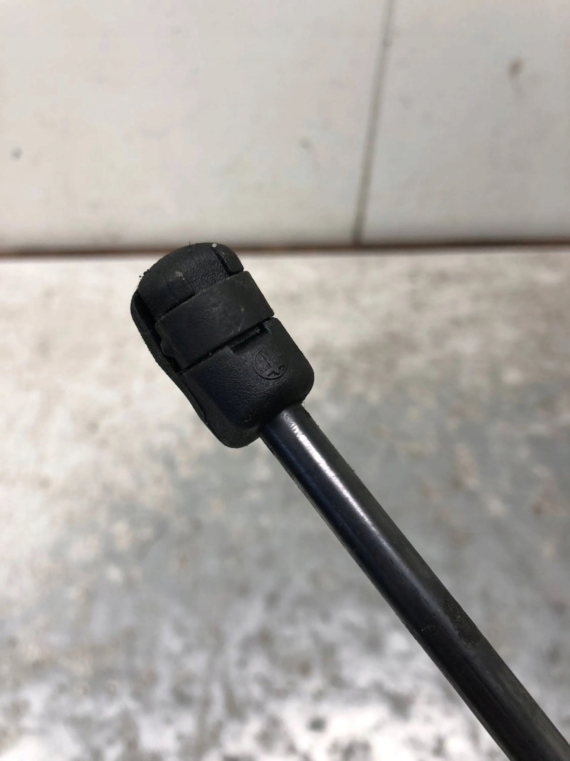 damper bonnets AUDI Q3 8U 8U0823359B