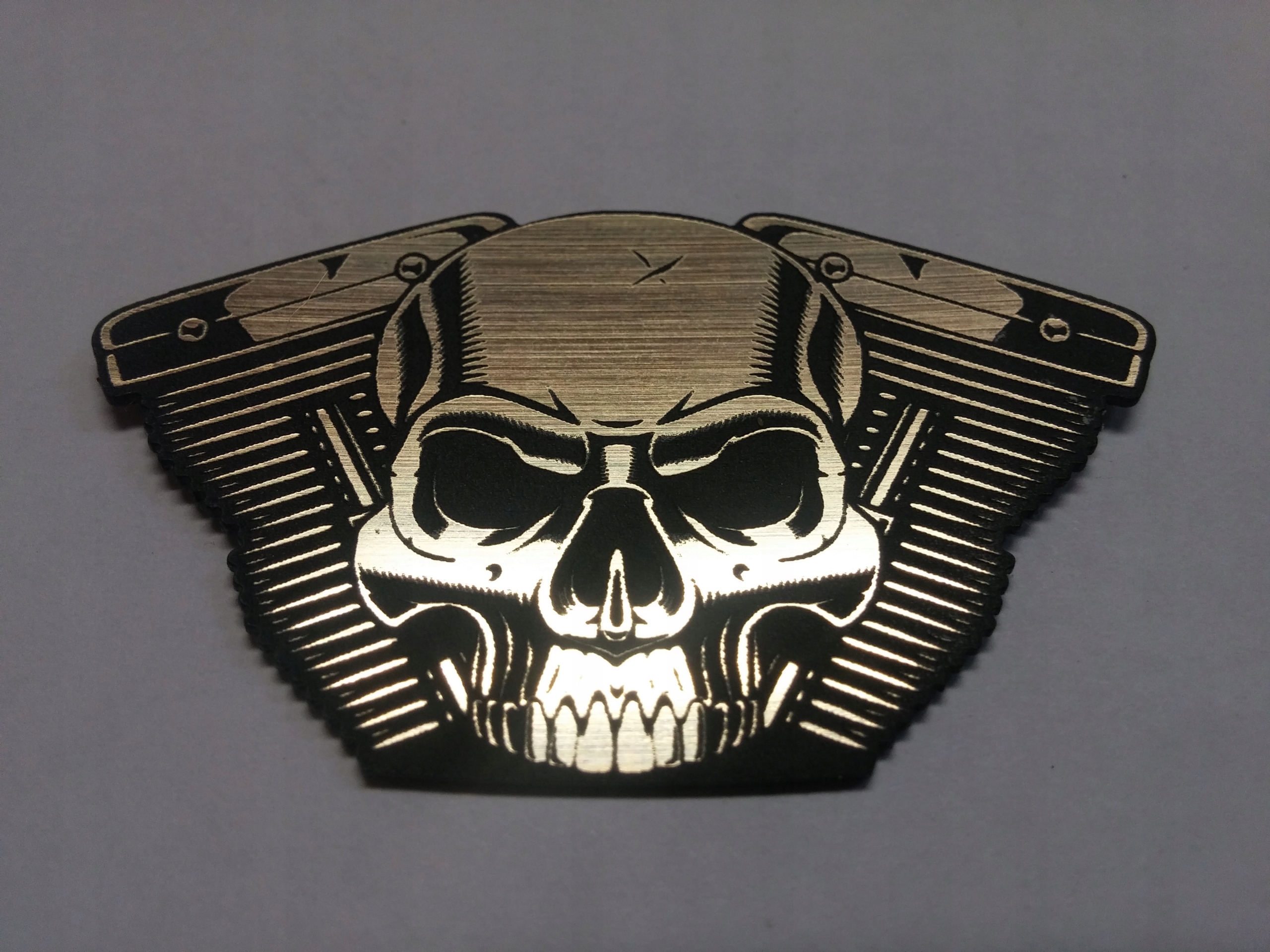 

Czacha Skull naklejka na motor 64 x 40 mm *złota