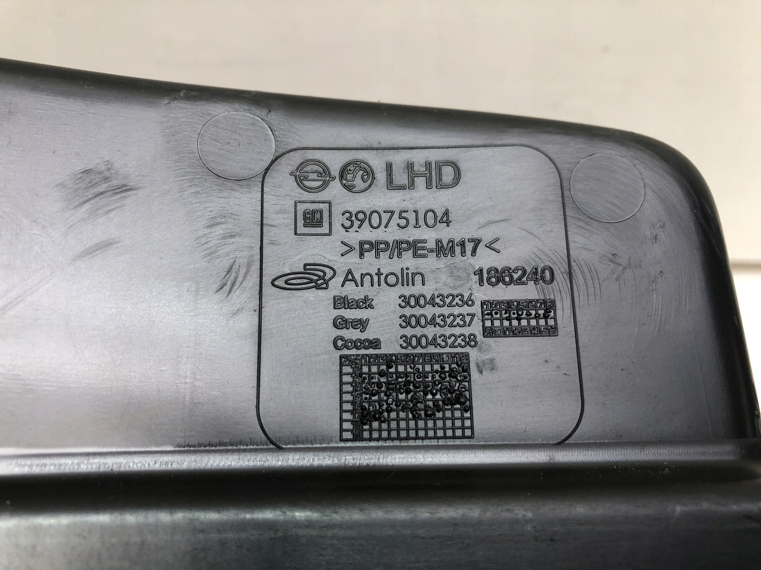 бардачок пассажира opel ADAM 39075104
