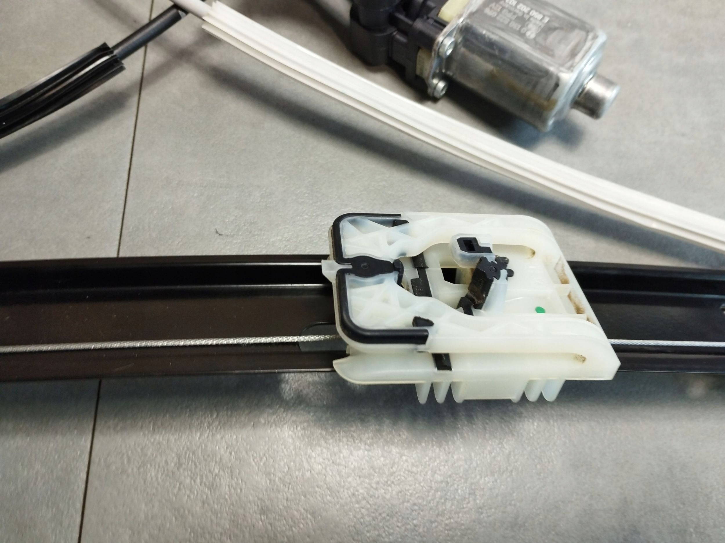 Cupra Formentor window regulator right front 5FF837462D