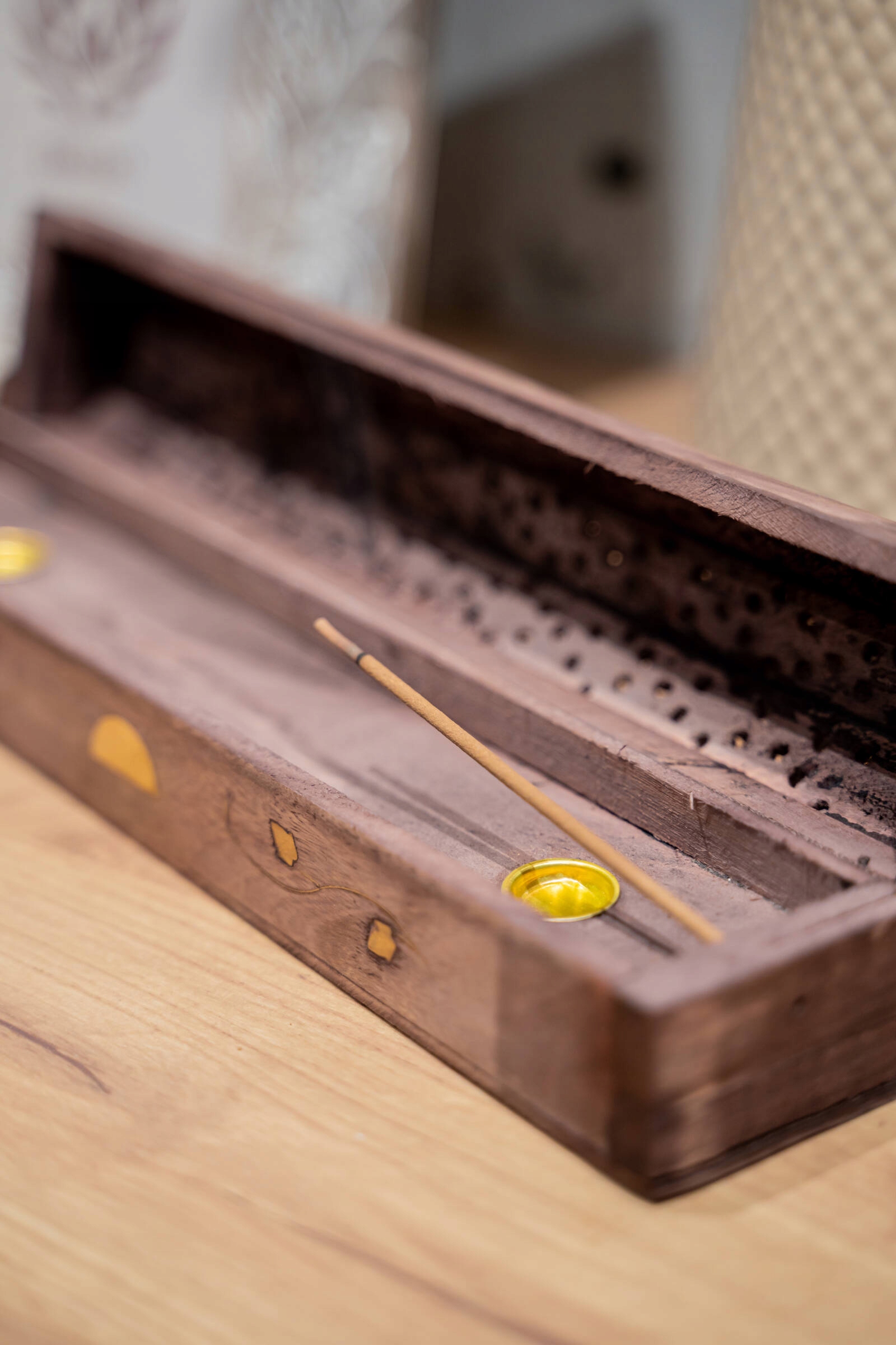 PODSTAWKA NA KADZIDEŁKO drewniana w formie pudełka Materiał drewno