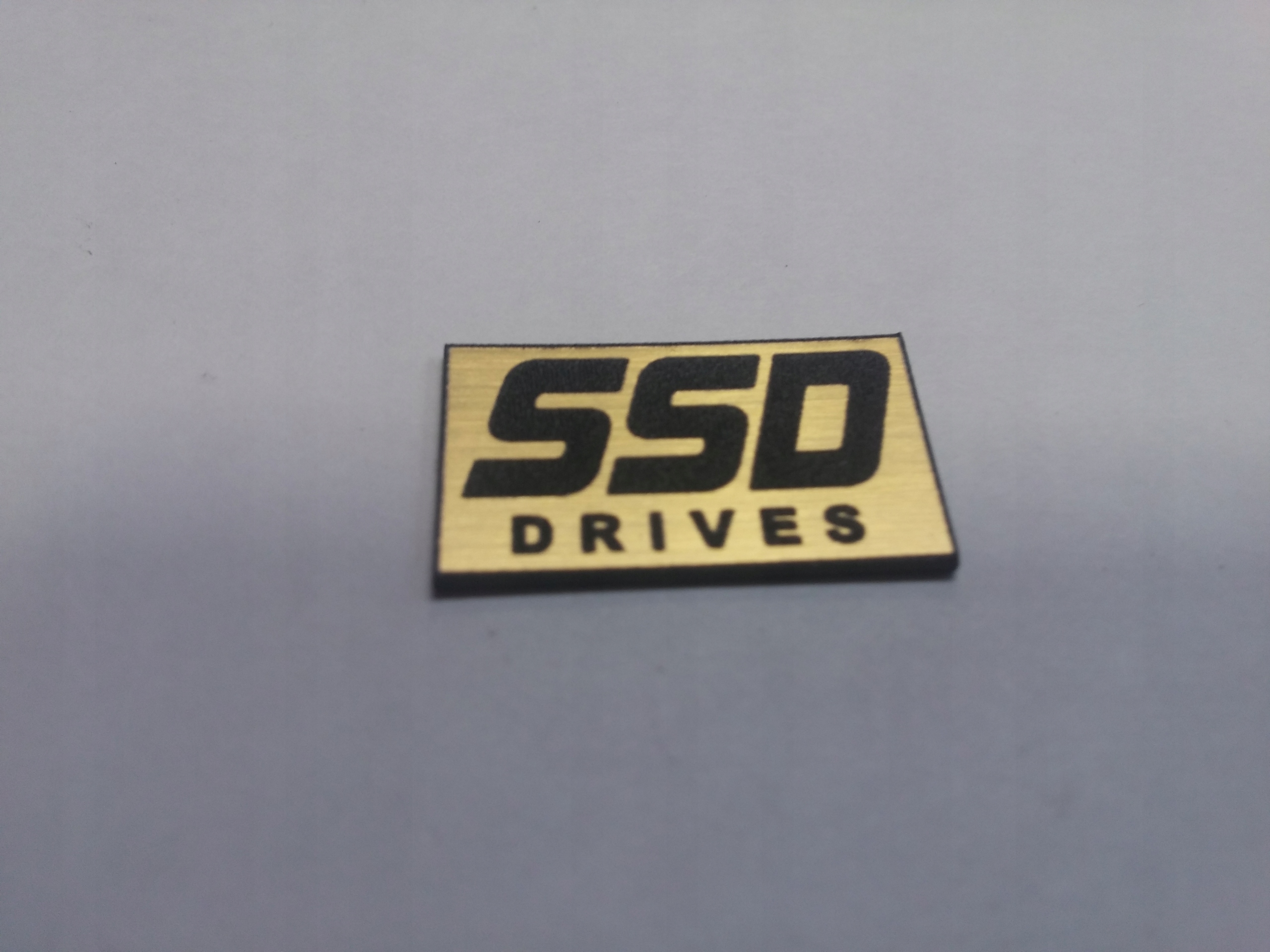 

Ssd Drives naklejka emblemat 24 x 14 mm *złota
