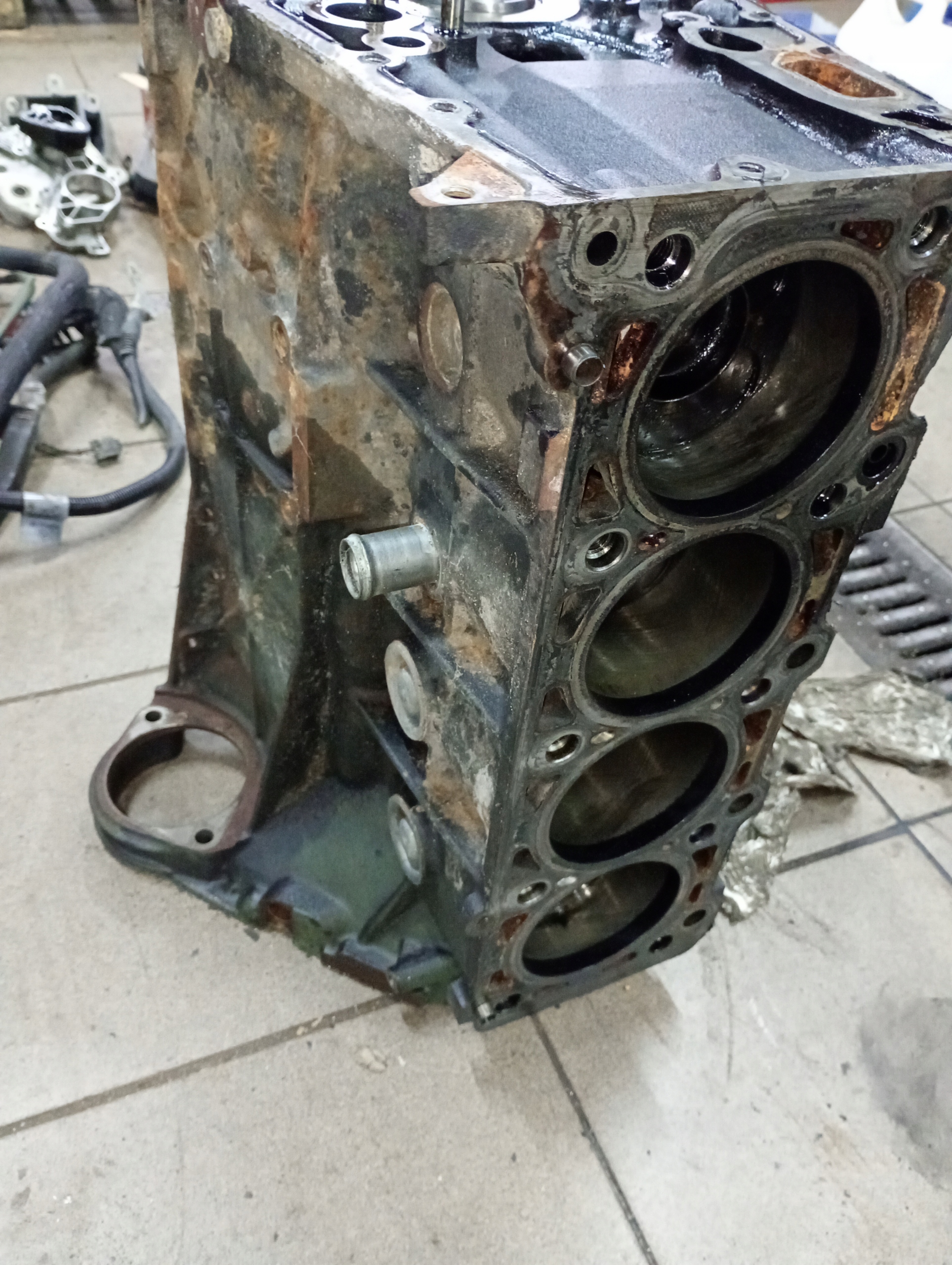 BLOK/DÓŁ SILNIA Z WAŁEM, KORBAMI, TŁOKAMI 2.2 CDI MERCEDES SPRINTER W 906