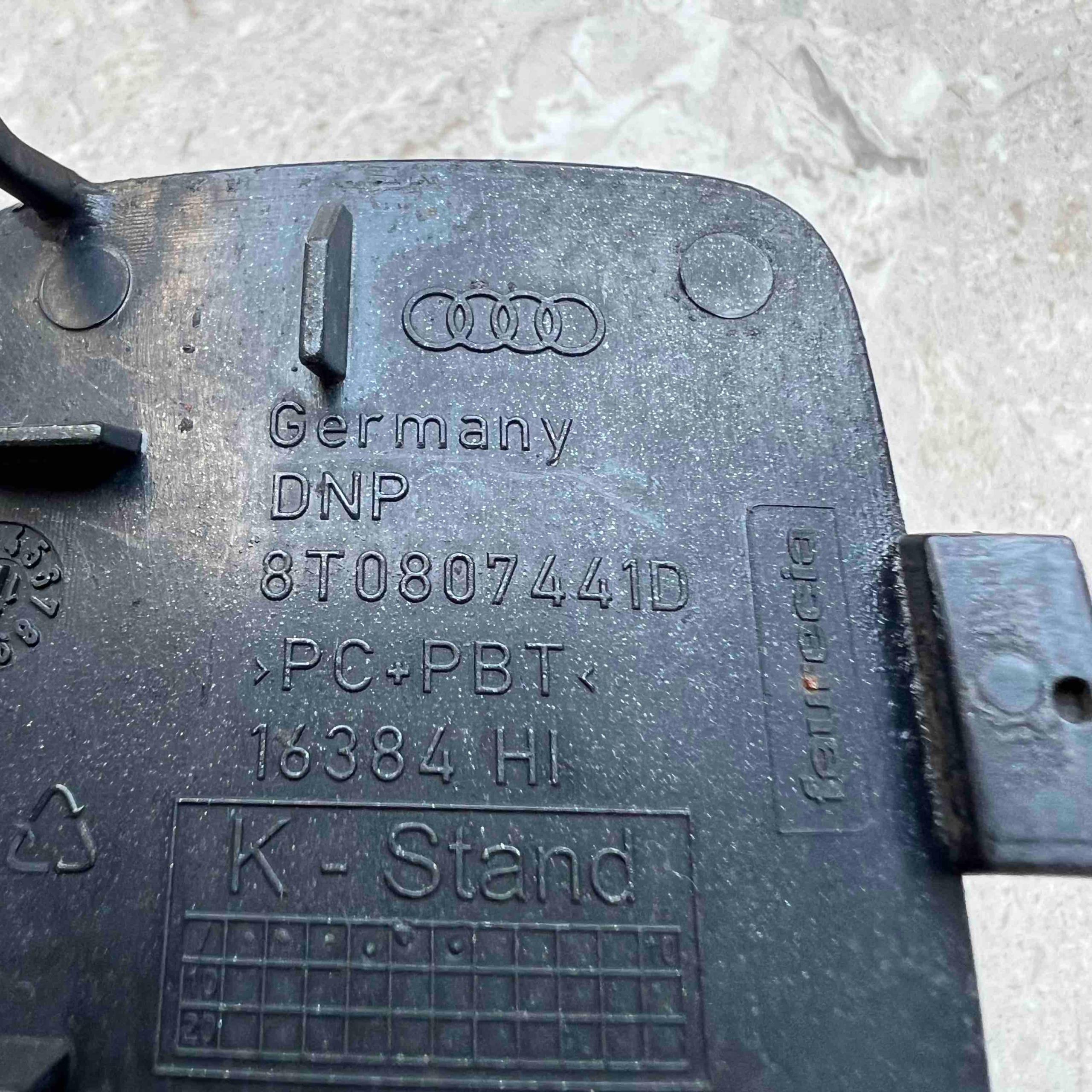 Audi A5 8T Abschleppöse der Stoßstange heck 8T0807441D