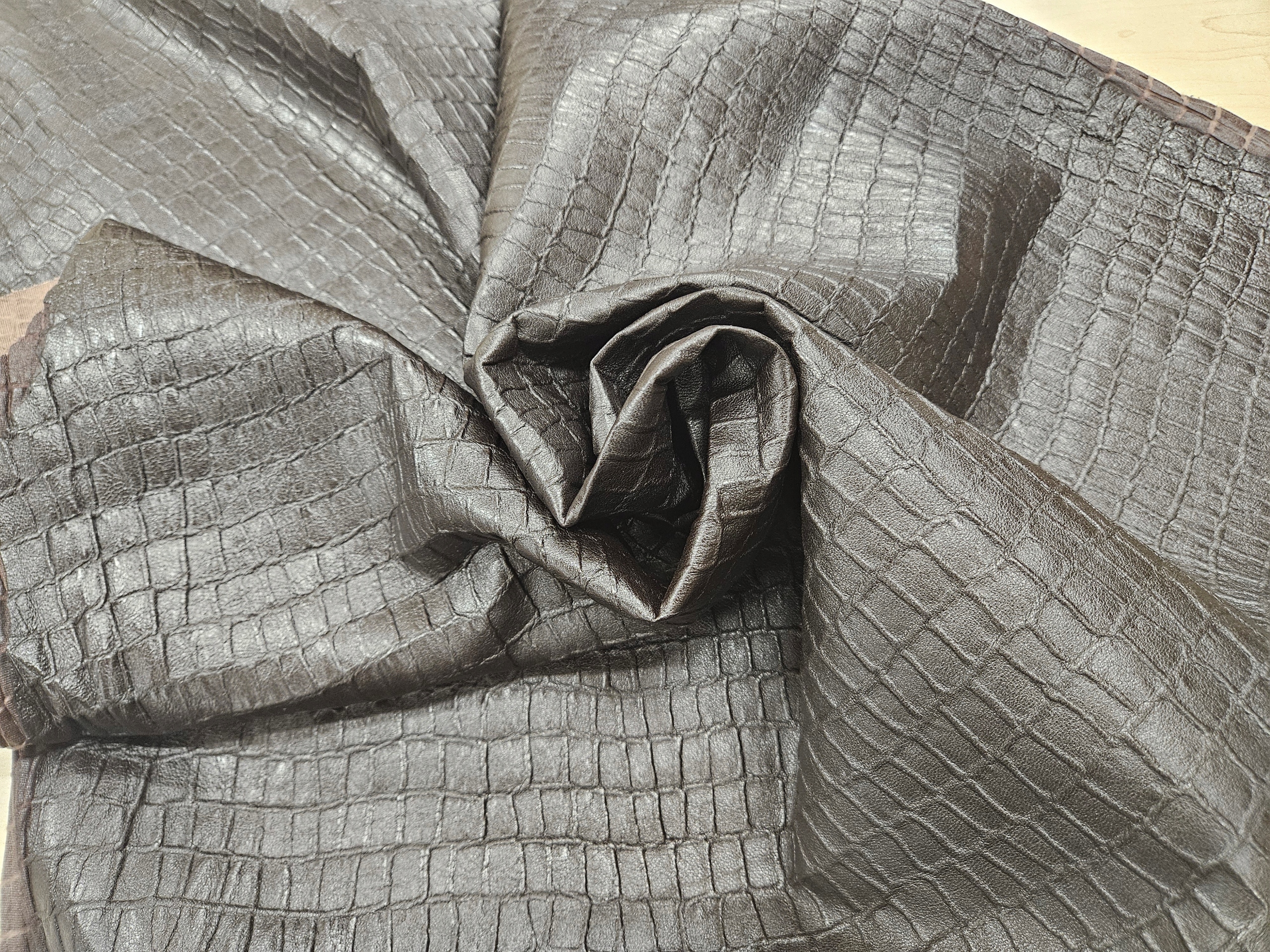 Přírodní lícová kůže hnědá strečem gr. 0,6 mm