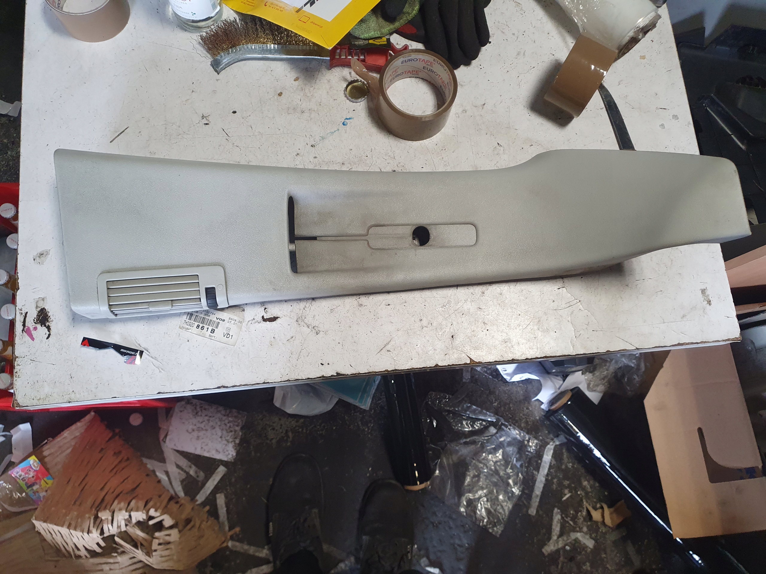 Кришка правої стійки B вентиляційний отвір VW T5