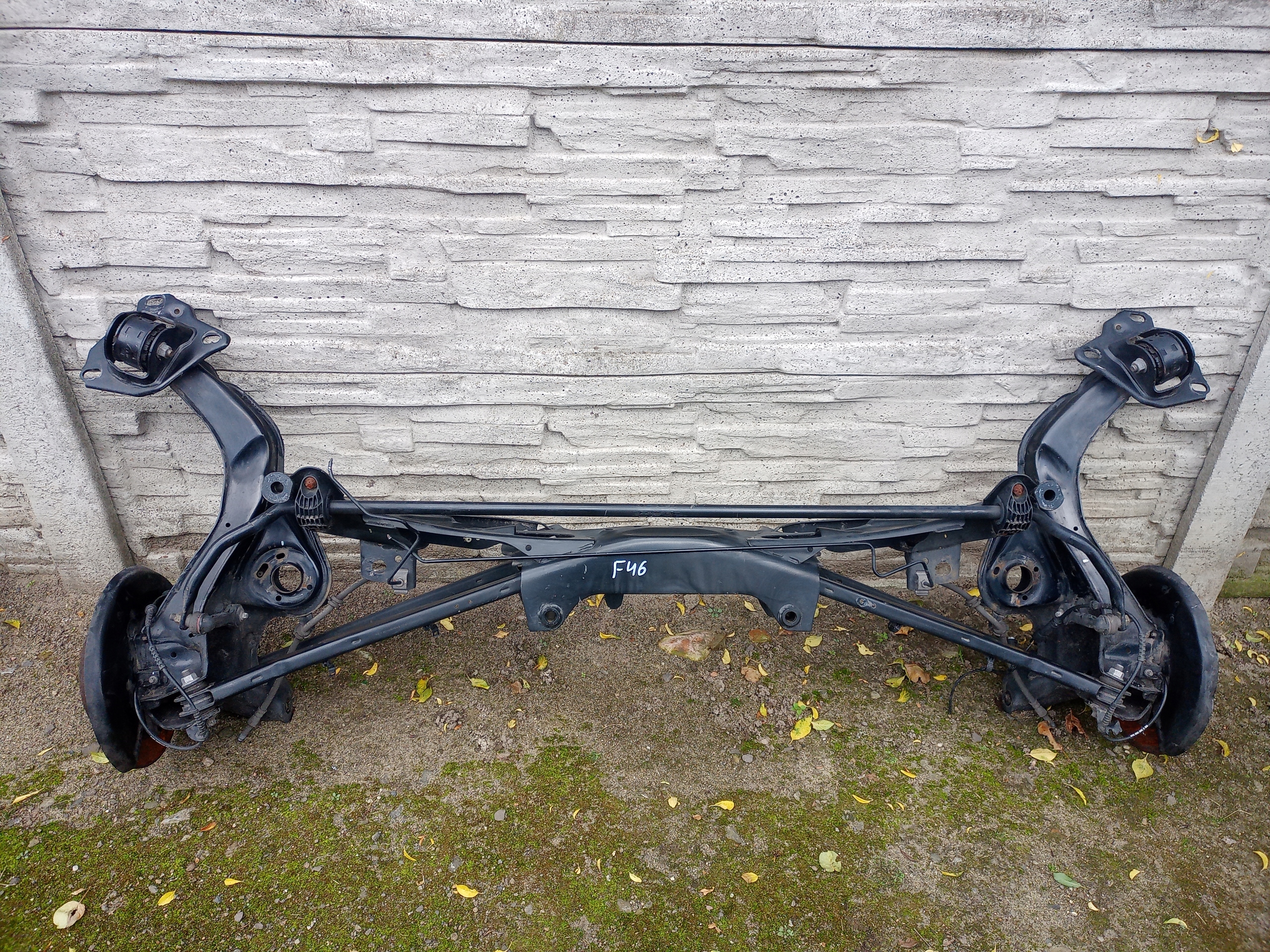 BELKA ZAWIESZENIE OŚ TYŁ BMW 2 F46