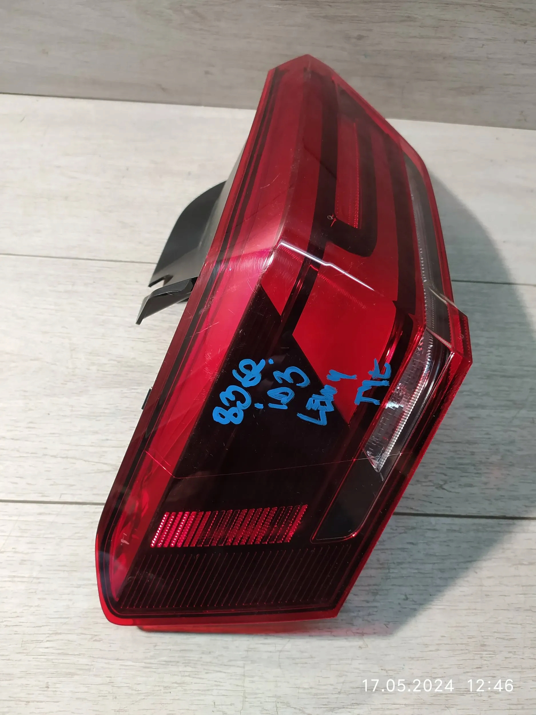 8362. vw ID3 фонарь левый 10A945095B