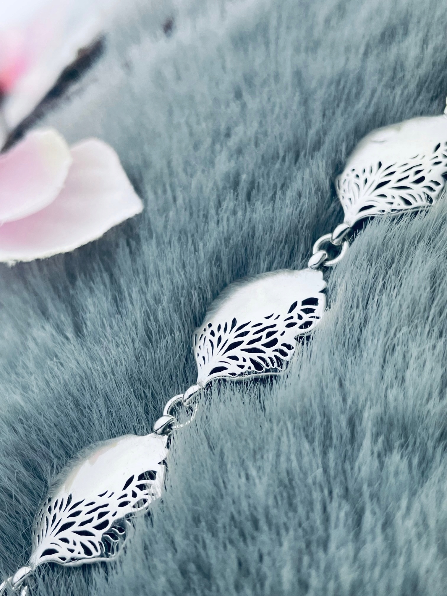 Stříbrný náramek s leštěným listem