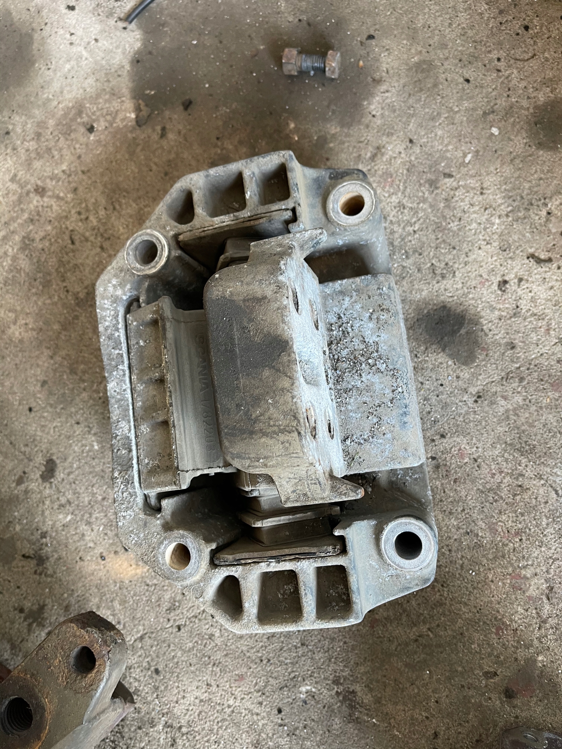 1782203 - Подушка під коробку передач Scania