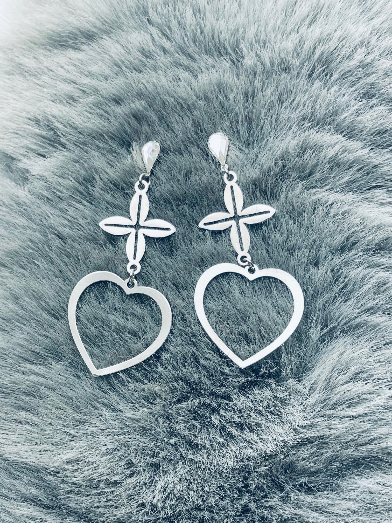 Stříbrné náušnice visící se zirkony, srdce, květ, prolamované