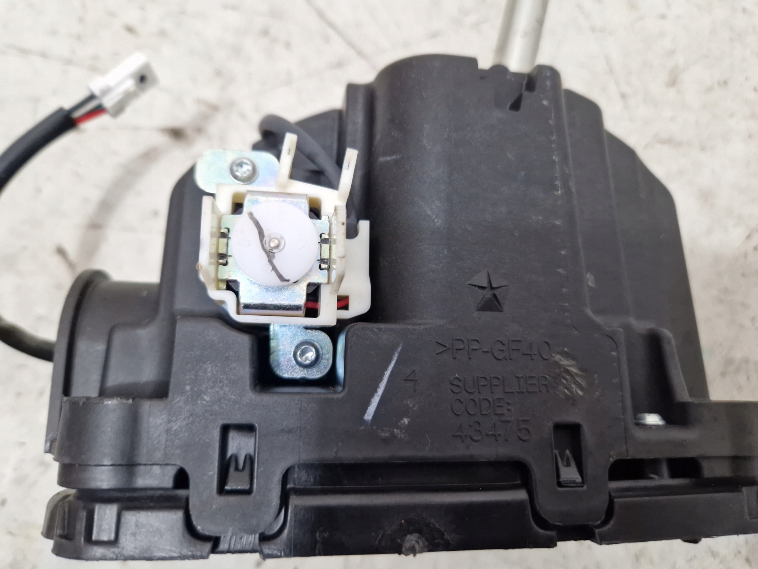 DODGE CHALLENGER 2019- trim changes of the gear 04670717AB