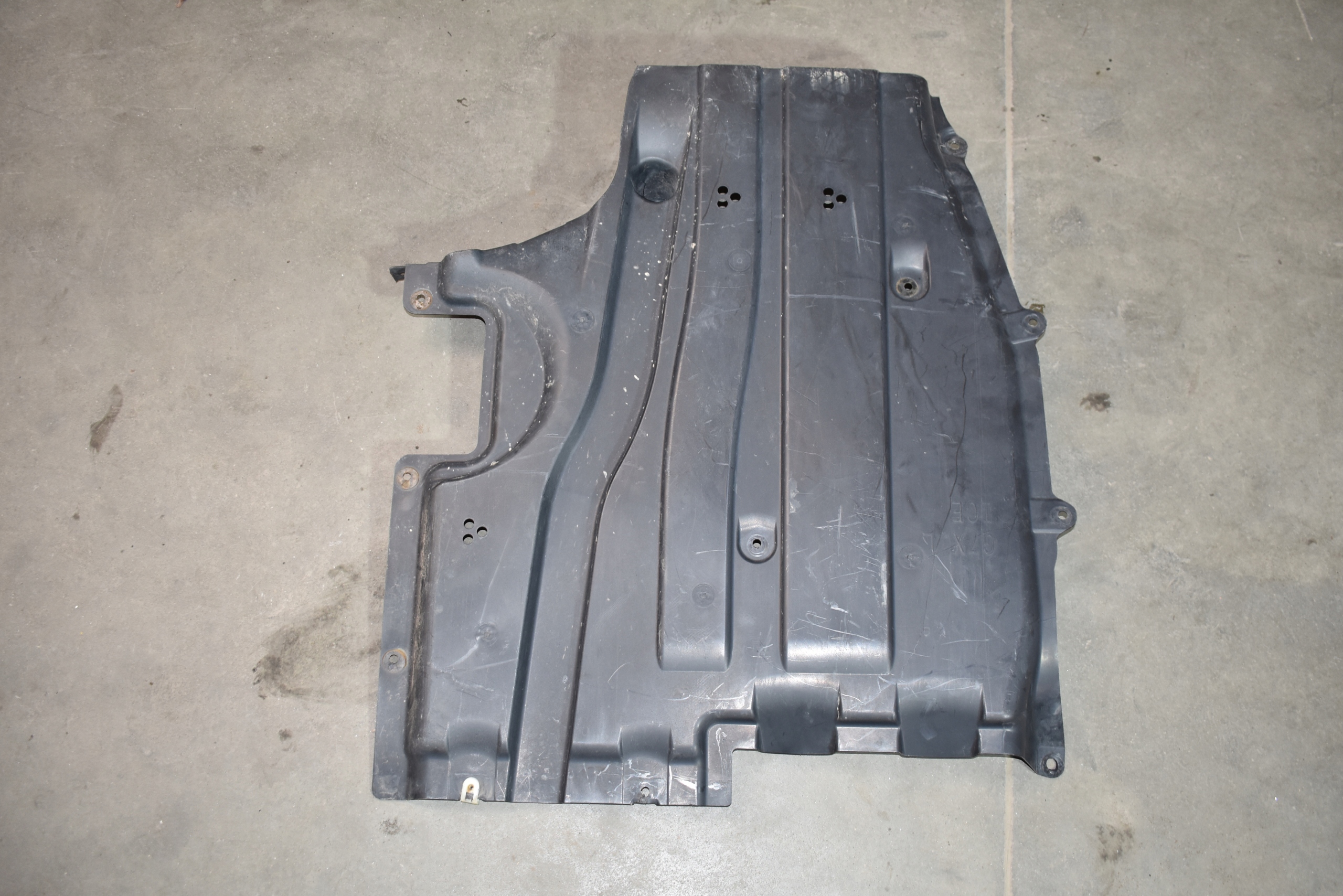 IDEALNA cover chassis left BMW G70 1