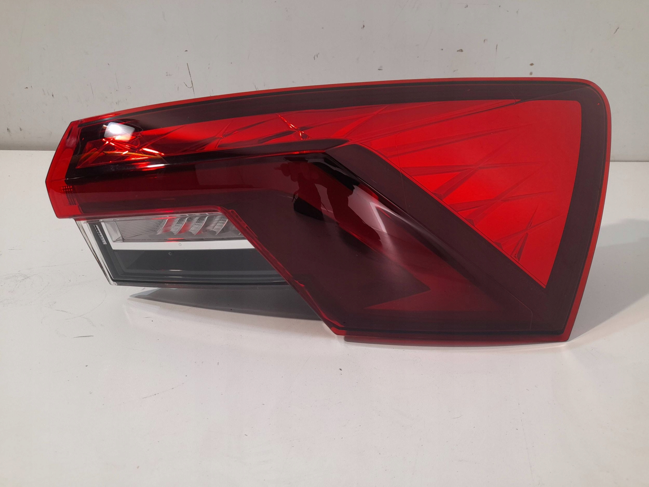 Skoda Octavia Mk4T Lampa tylna Prawa LED SEDAN 5E3.945.208 (R255)