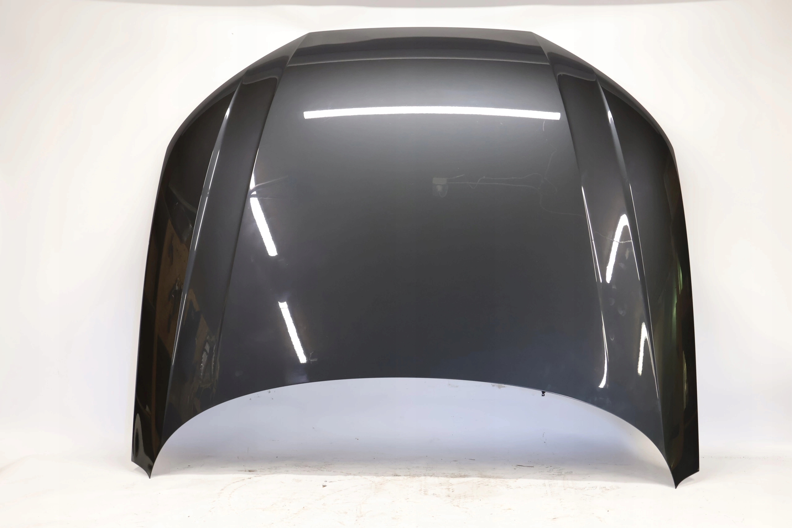 Audi A4 B9 maska LX7L