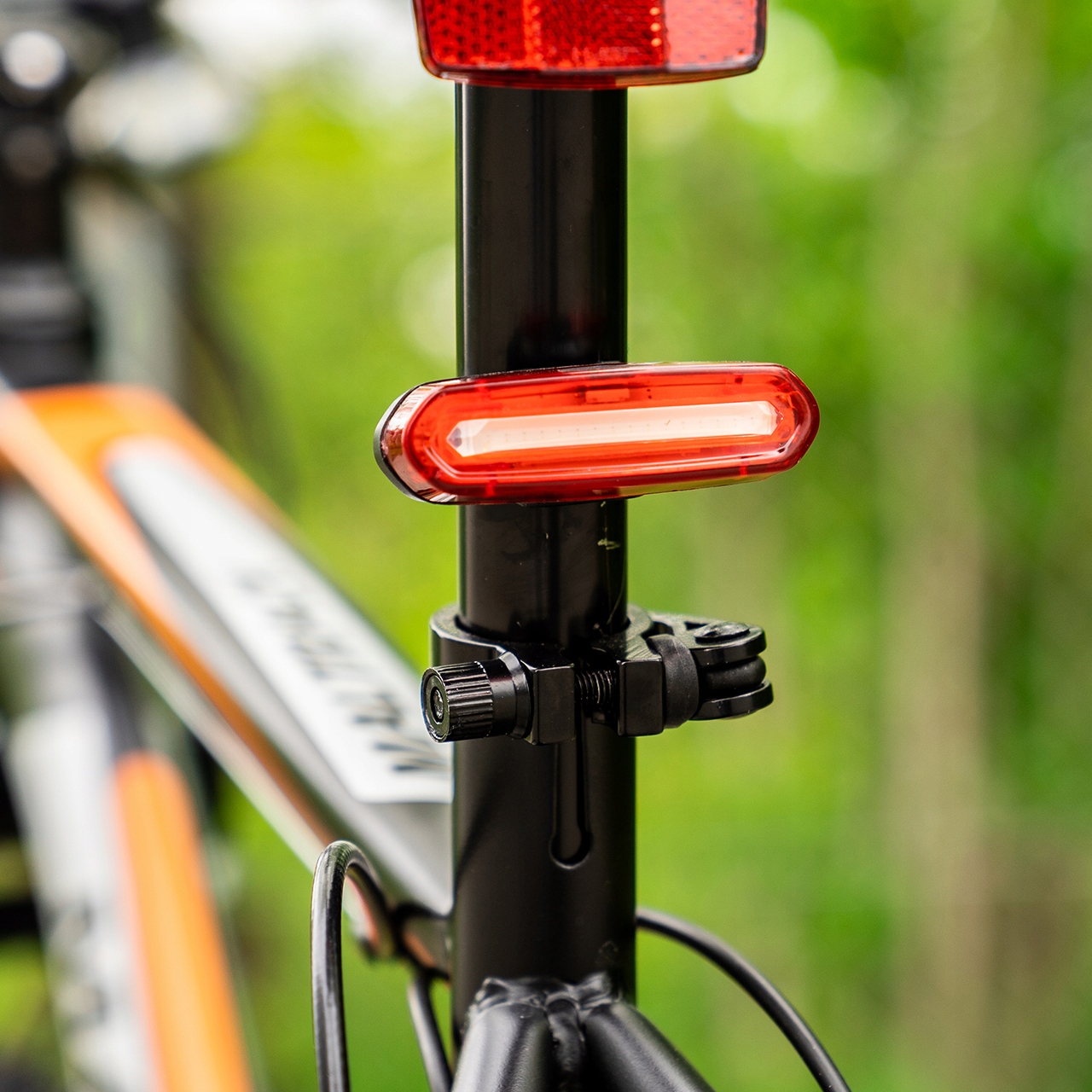LAMPKA ROWEROWA TYLNA LED KABEL USB 120lm AKUMULATOR 650 OBRÓT 360 STOPNI Kolor dominujący pomarańcze i czerwienie