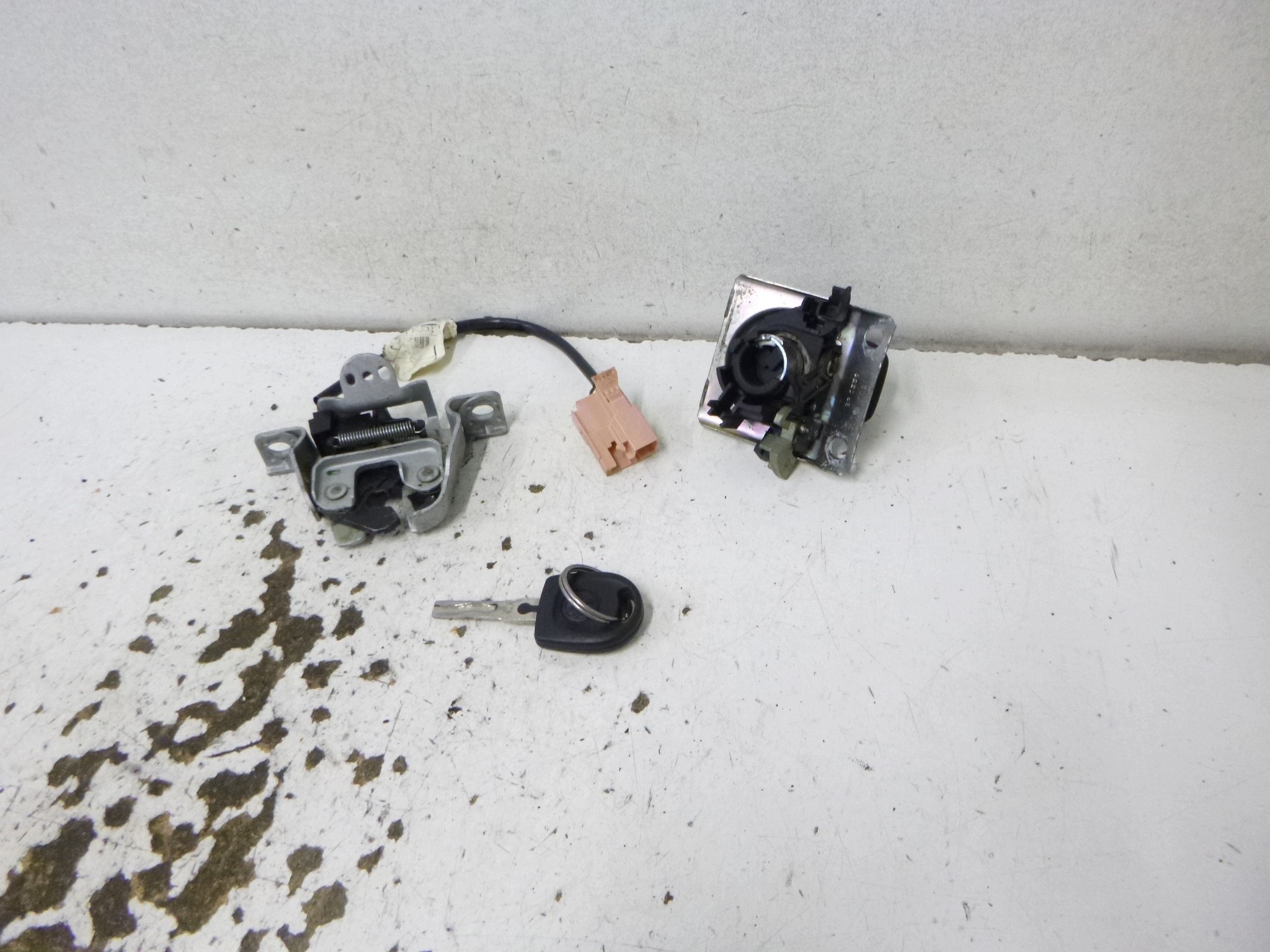 lock bonnet boot rear part + lock cylinder key VW Fox 2005 3D 2003 – 2011 !!!