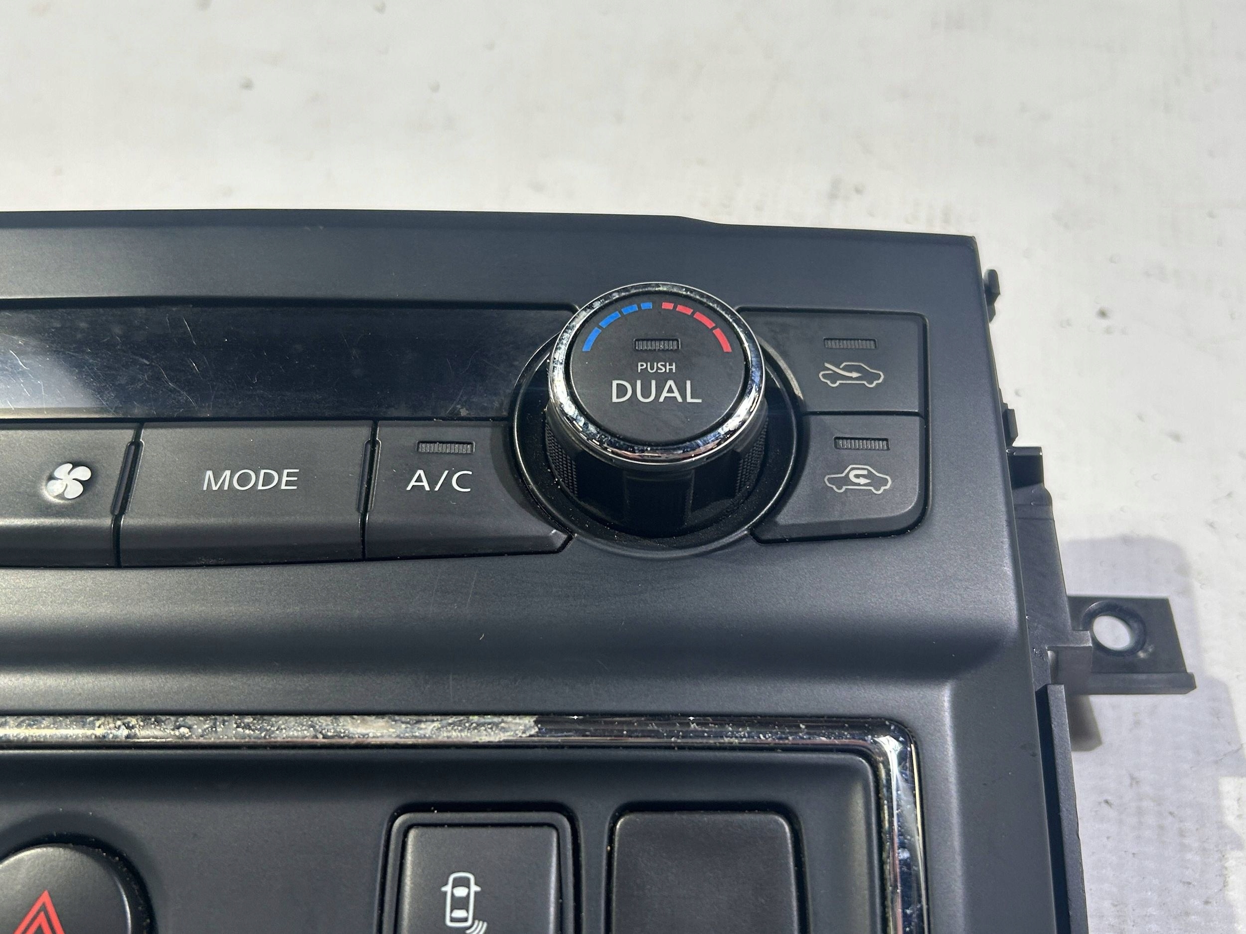 Panel module control unit of the air conditioning Nissan Titan 2016r