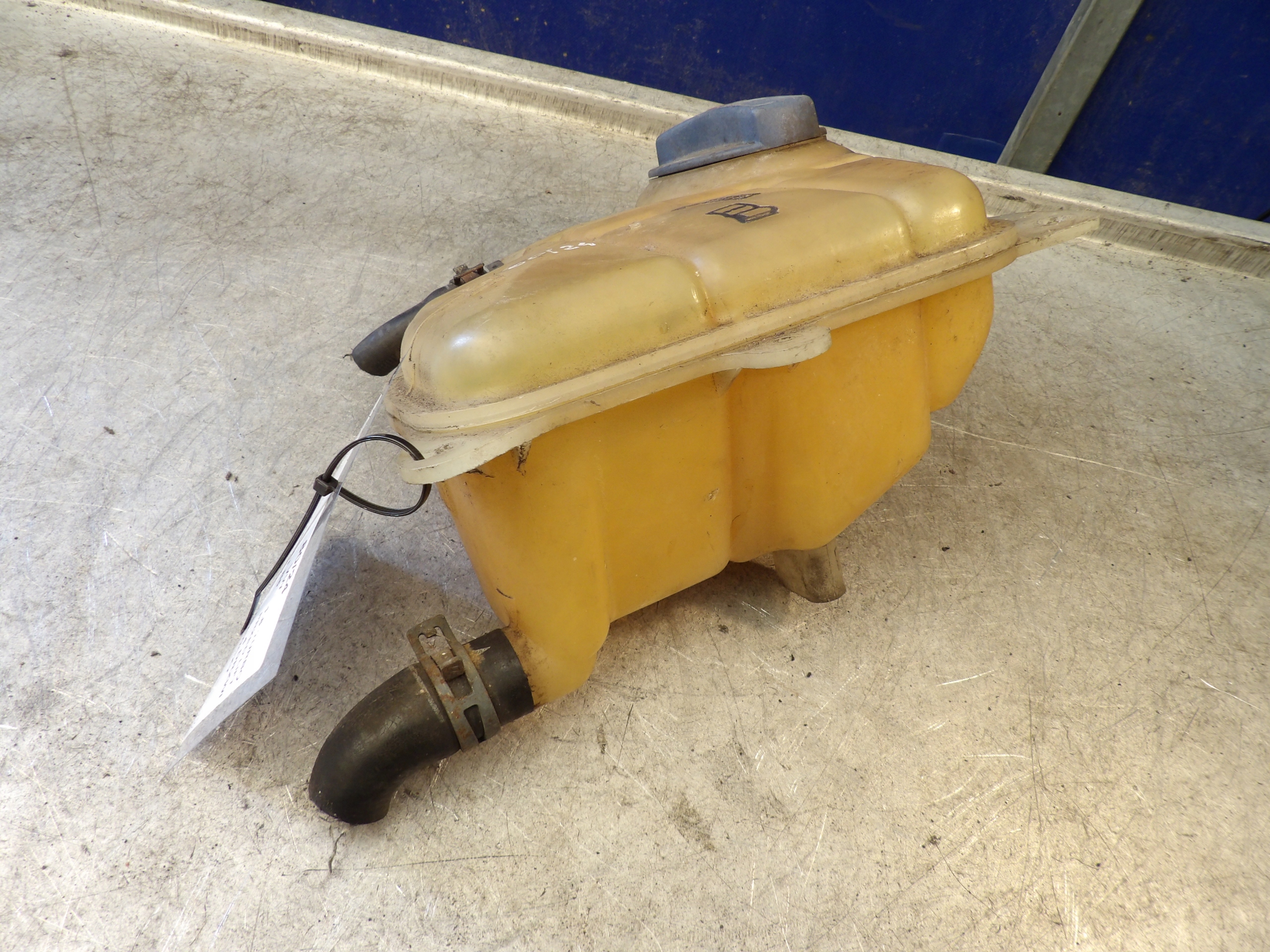 VW Passat B5 Réservoir eau 8D0121403L