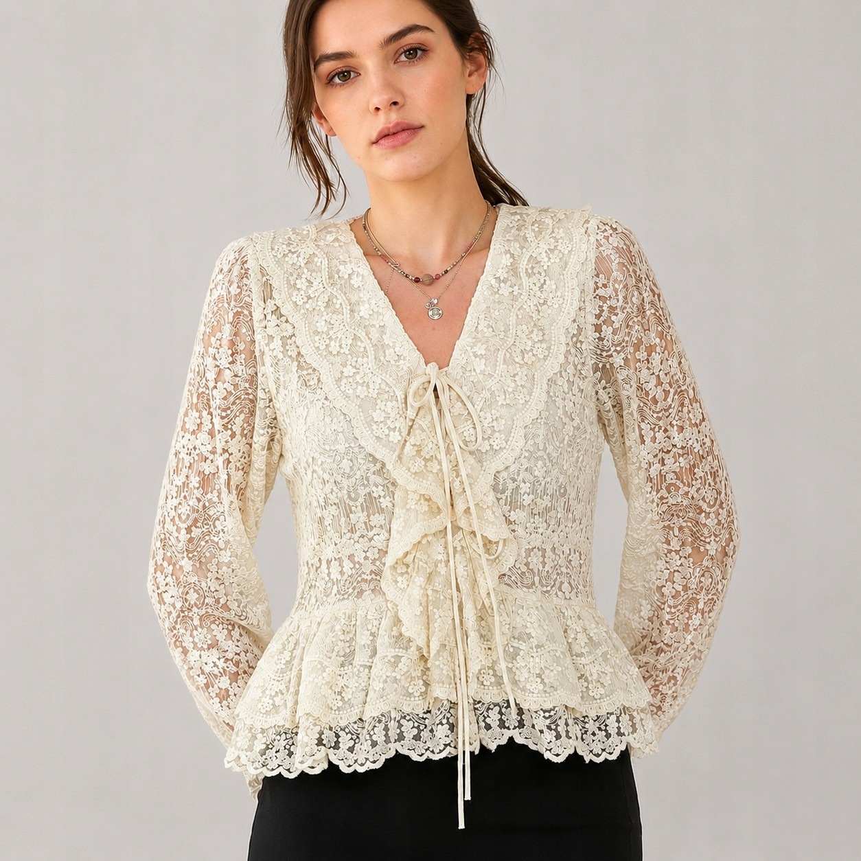 [vel. Xs-m] Dámská krajková ažurová halenka se zavazováním a volánky, boho ecru