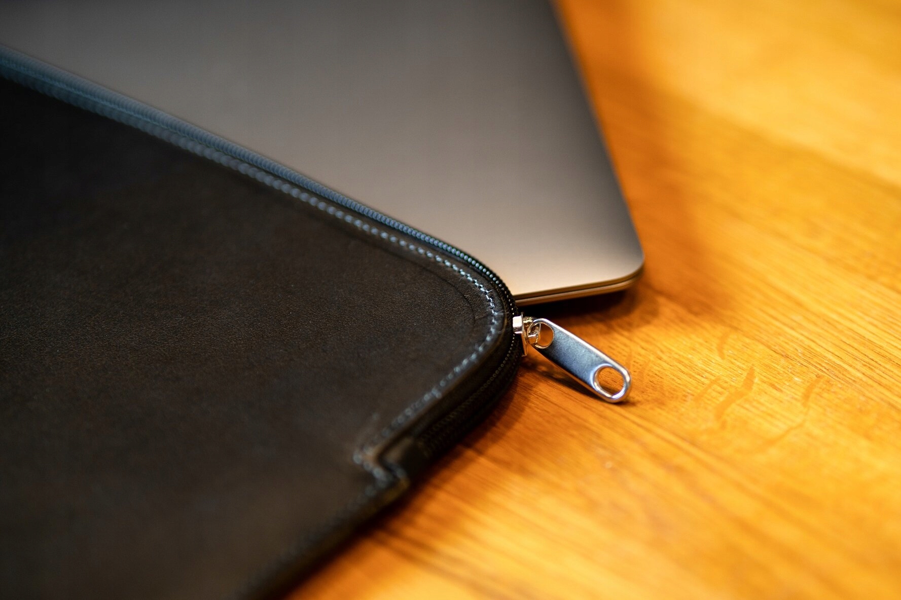 BALTAN Etui skórzane z zamkiem do MacBooka Air 15" czarne — 10