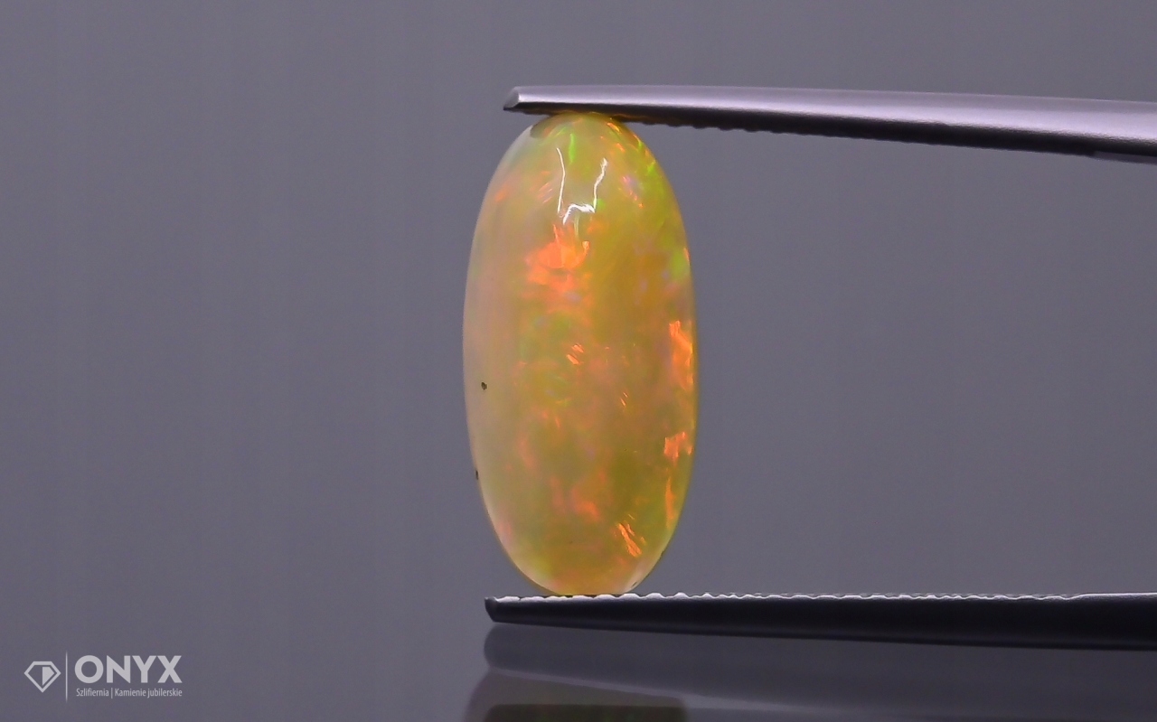 Opál z Etiopie kabošon ovál 16,5x8 mm