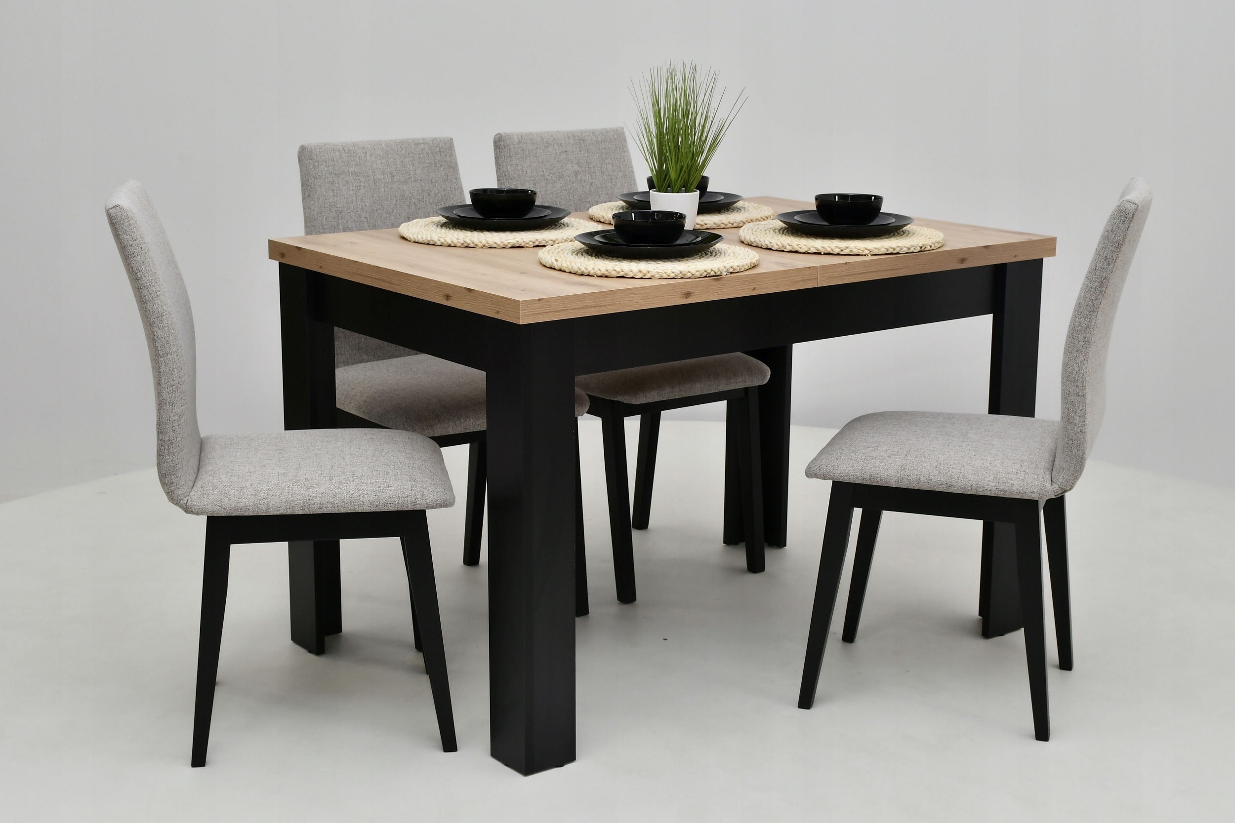 Profilowane, w pełni tapicerowane krzesła, stół Szerokość stołu 80 cm