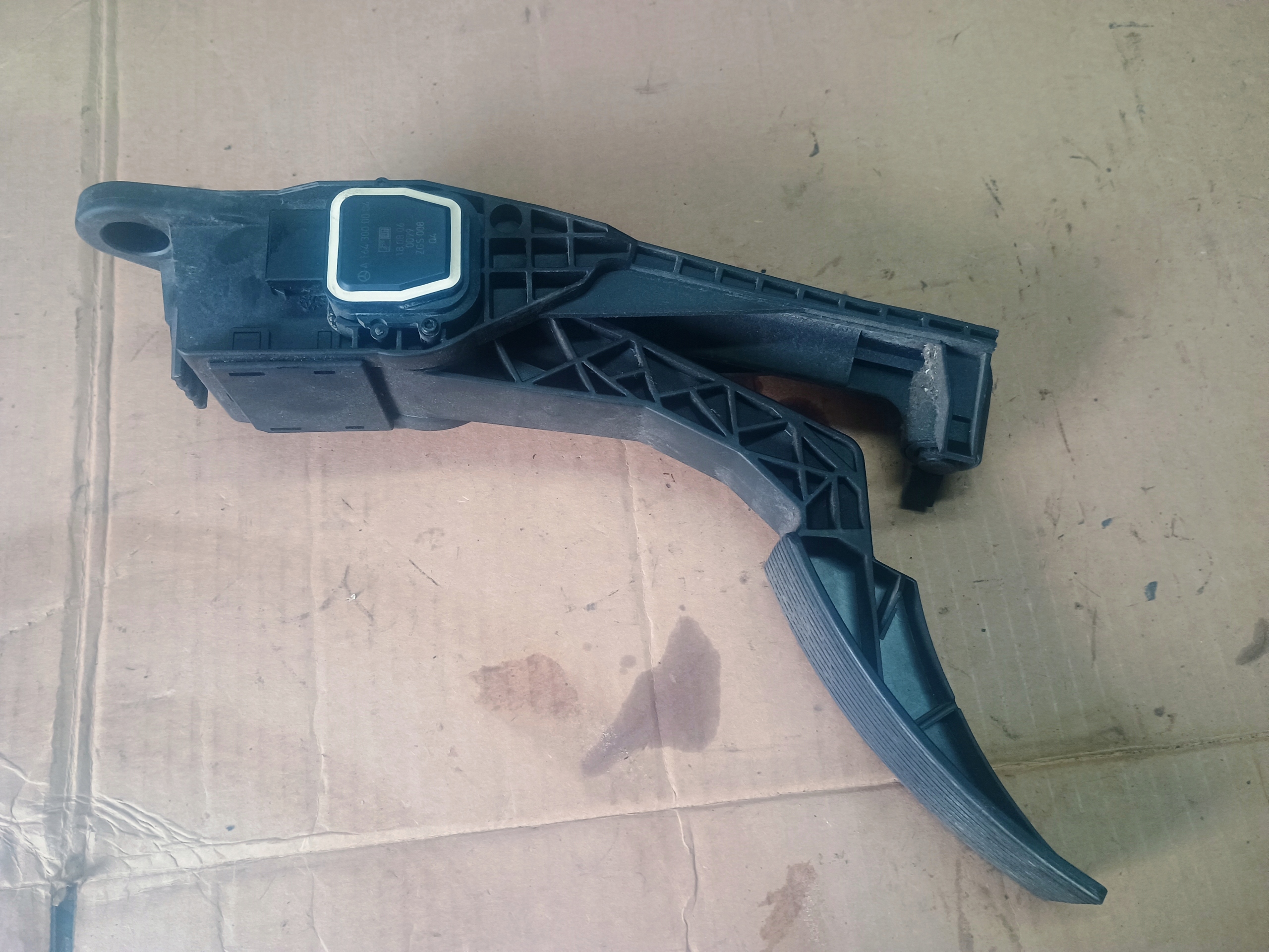 accelerator pedal A1643000004 MERCEDES