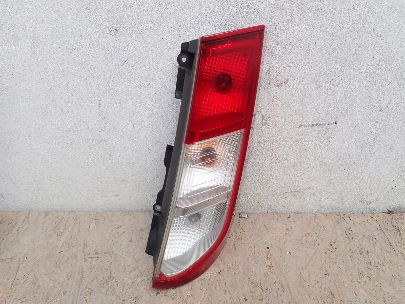 DACIA DOKKER 12- PRAWA TYLNA LAMPA ORYGINAŁ 265509604R