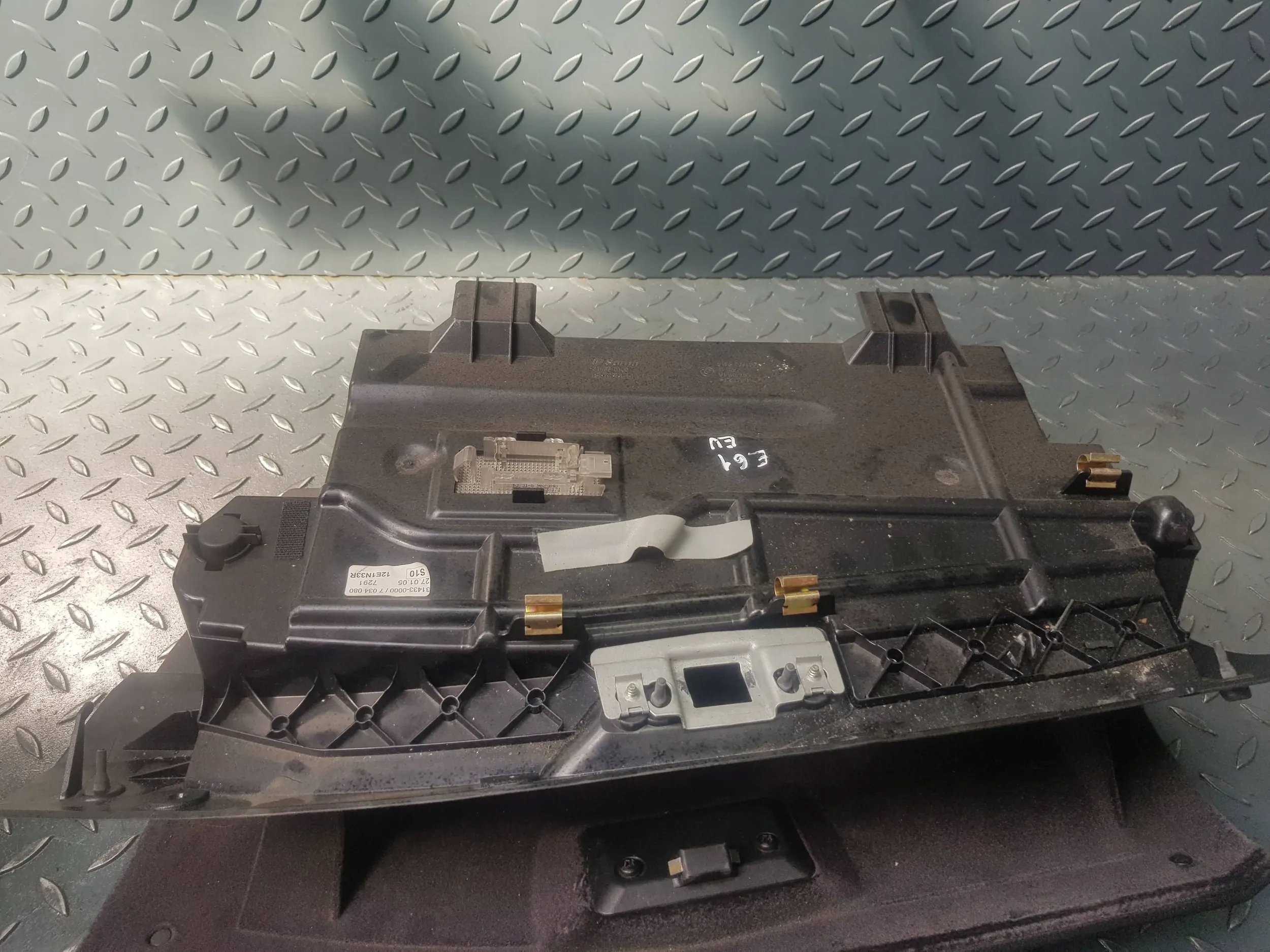 бардачок правый пассажира 7 034 080 BMW 5 E60 E61 перед рестайлинг европа