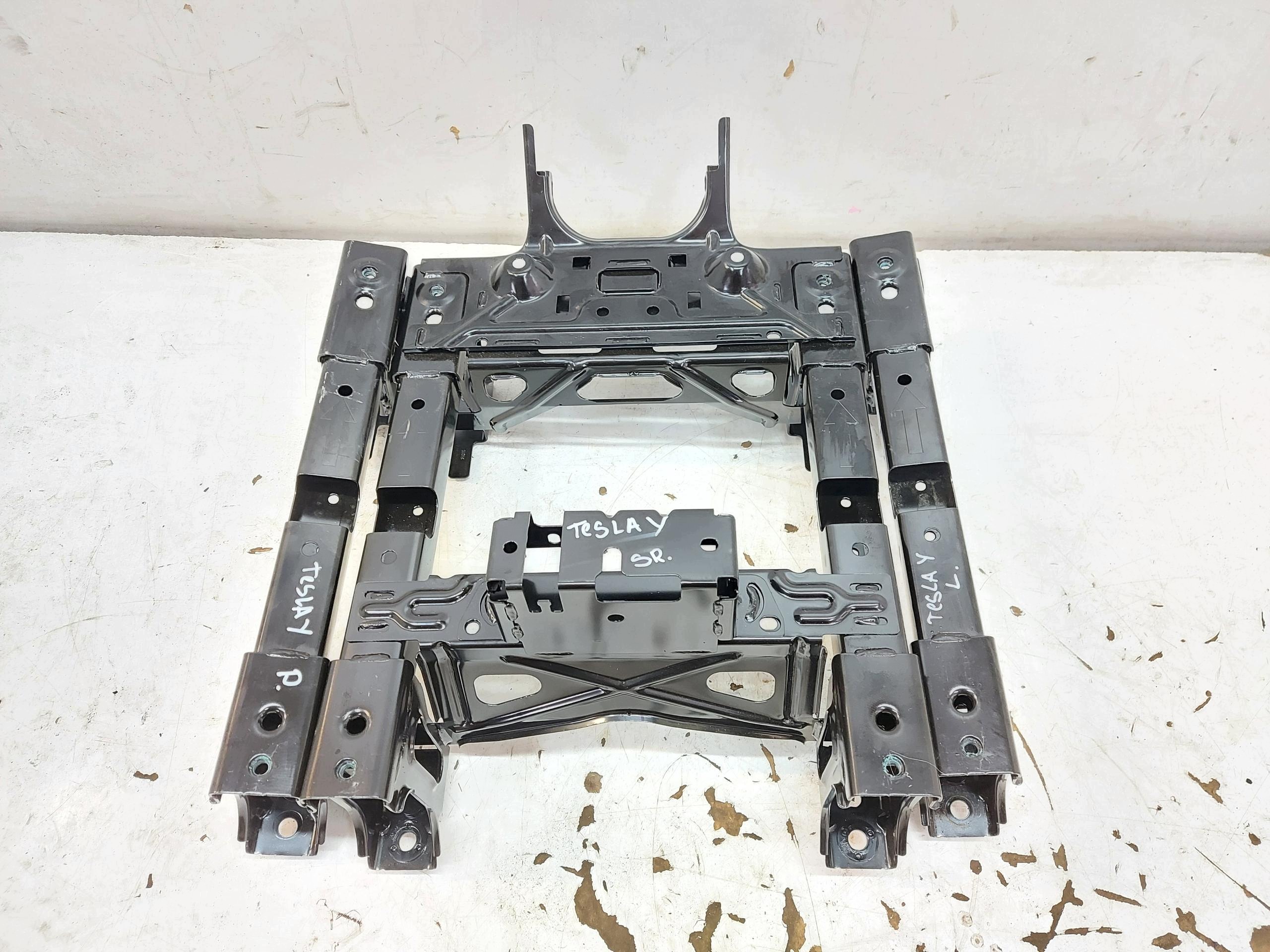 TESLA MODEL Y 2024r Poignées Fixation Sièges Support 1490675-33-D-JLK01