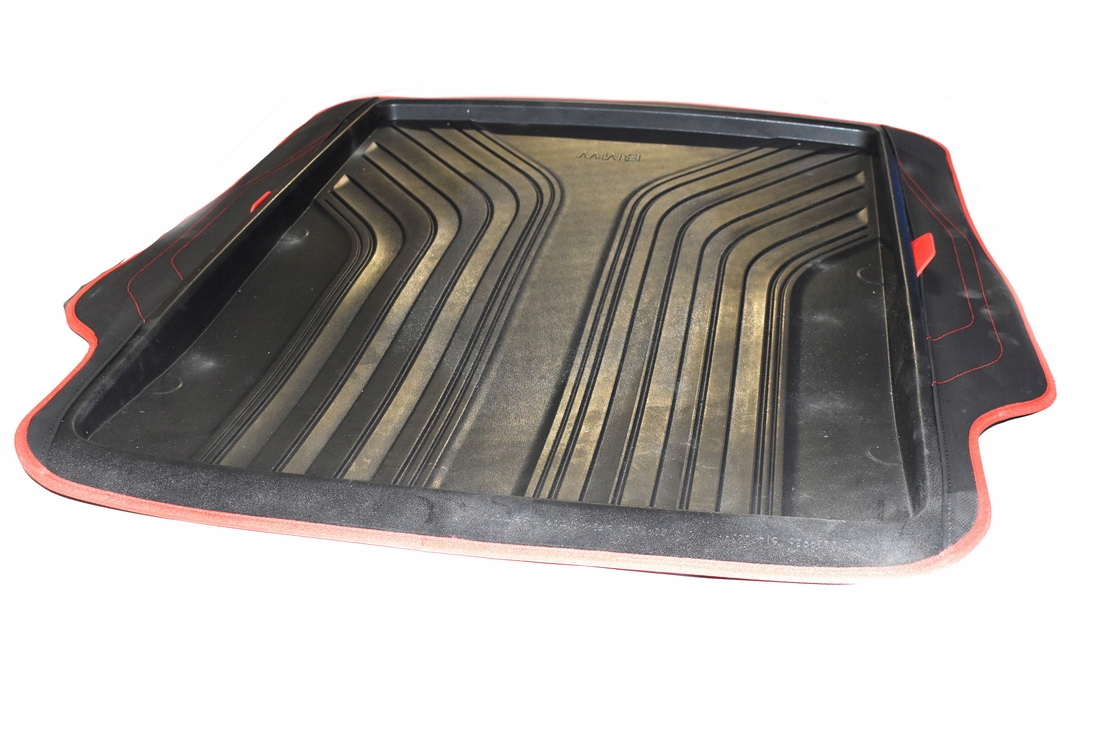 Mata wykładzina bagażnika czarna z czerwoną oblamówką BMW F30 F80 F32 F84 Materiał guma